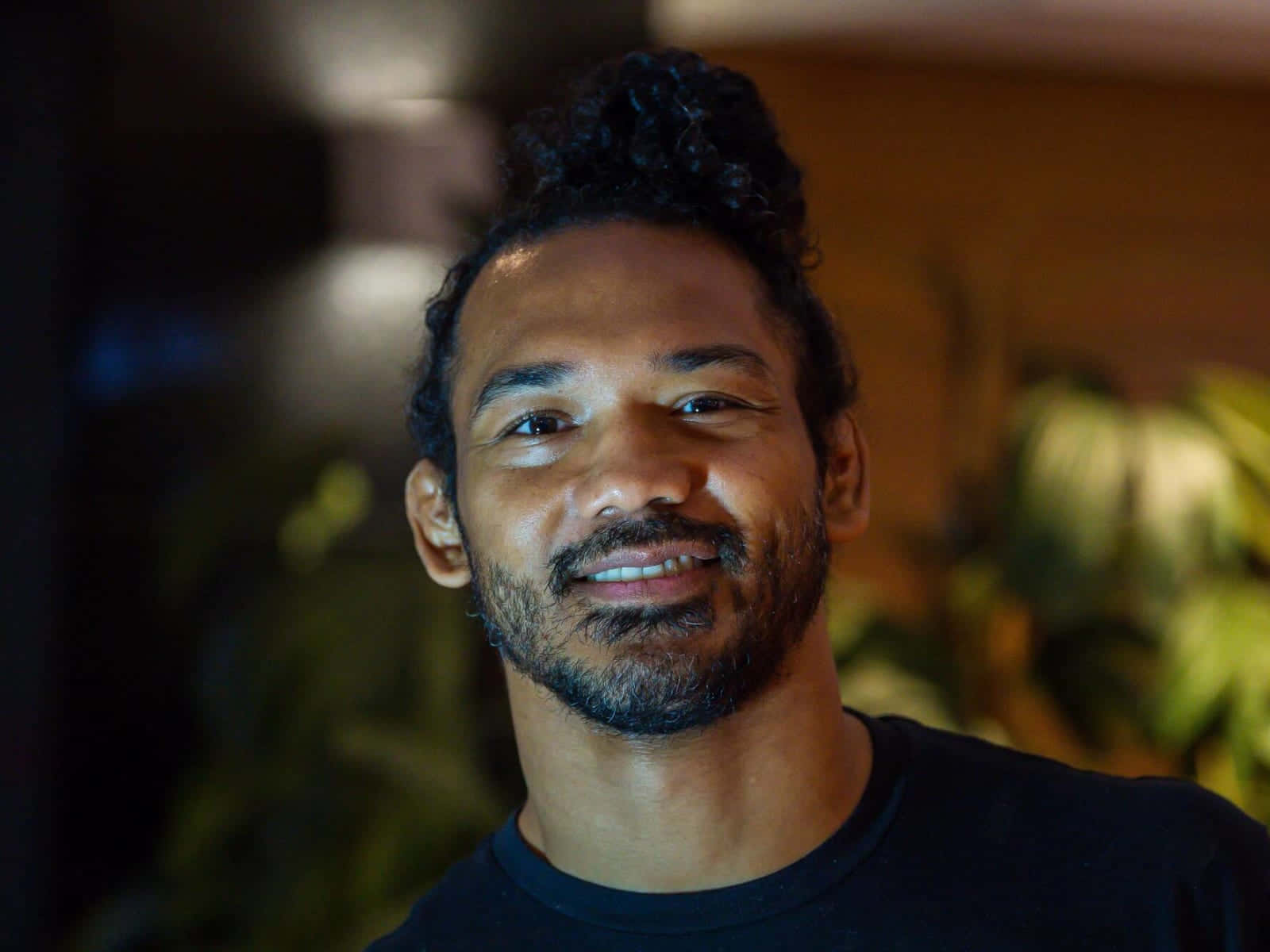 American Mma Fighter Ben Henderson Smiling Bokeh Shot Wallpaper