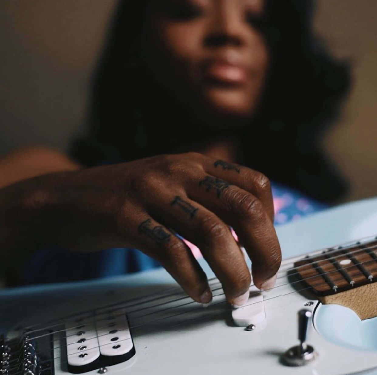 American R&b Singer Summer Walker Playing Guitar Wallpaper