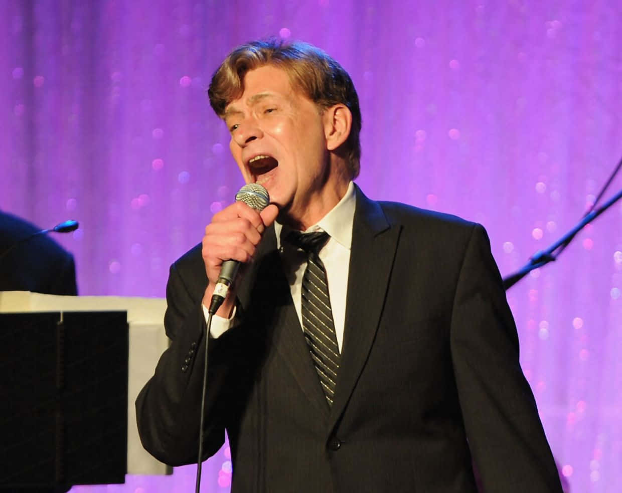 American Singer-songwriter Bobby Caldwell In Concert Wallpaper