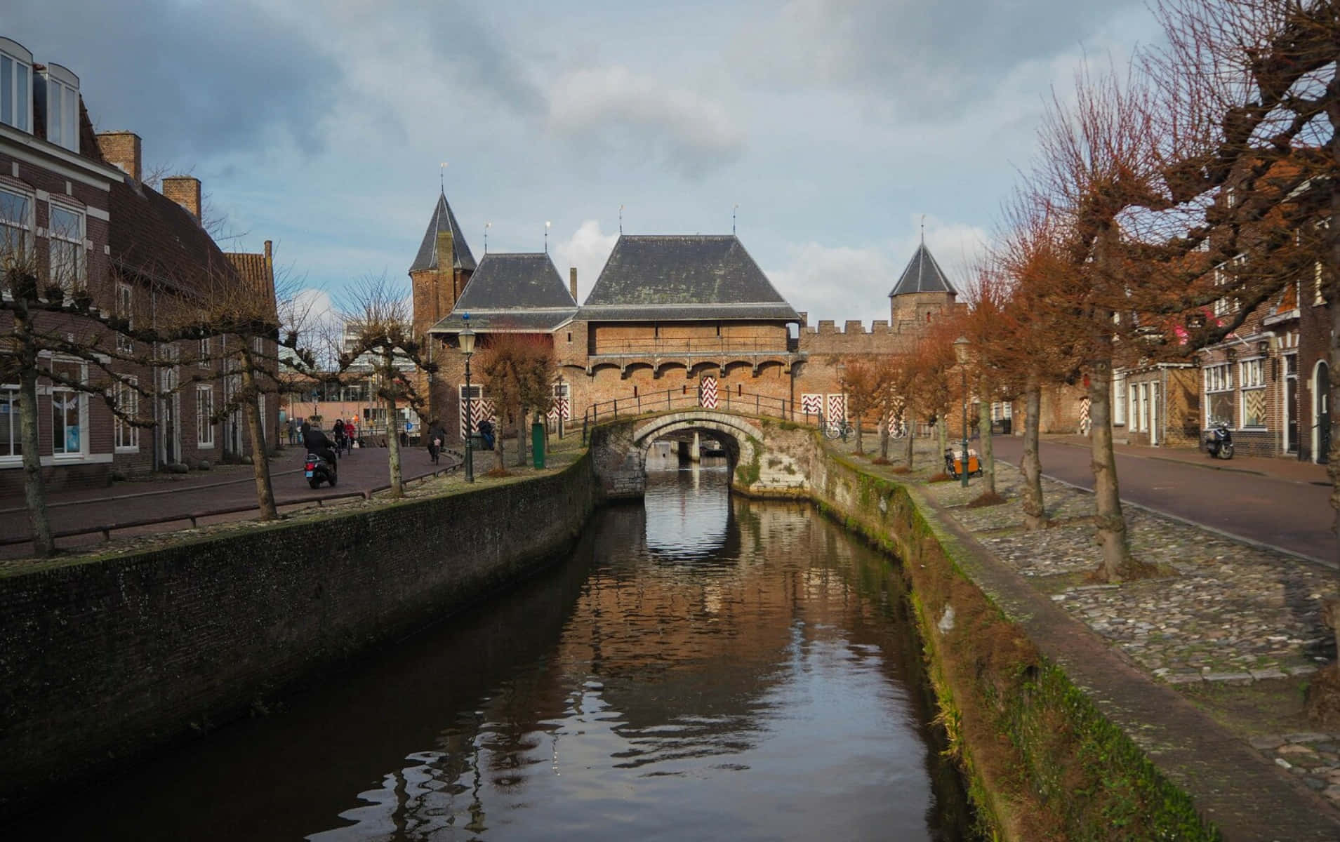 Amersfoort Historic Koppelpoortand Canal Wallpaper