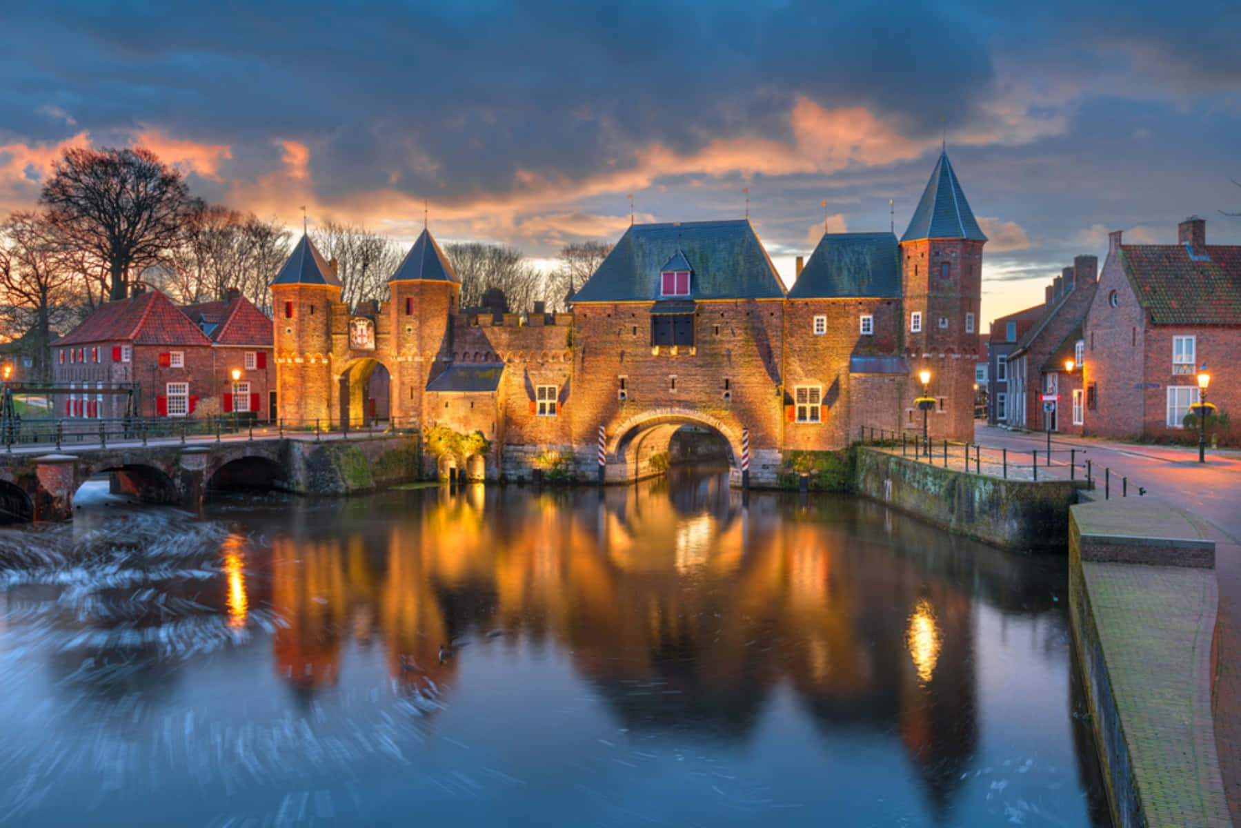 Amersfoort Historic Koppelpoortat Twilight Wallpaper