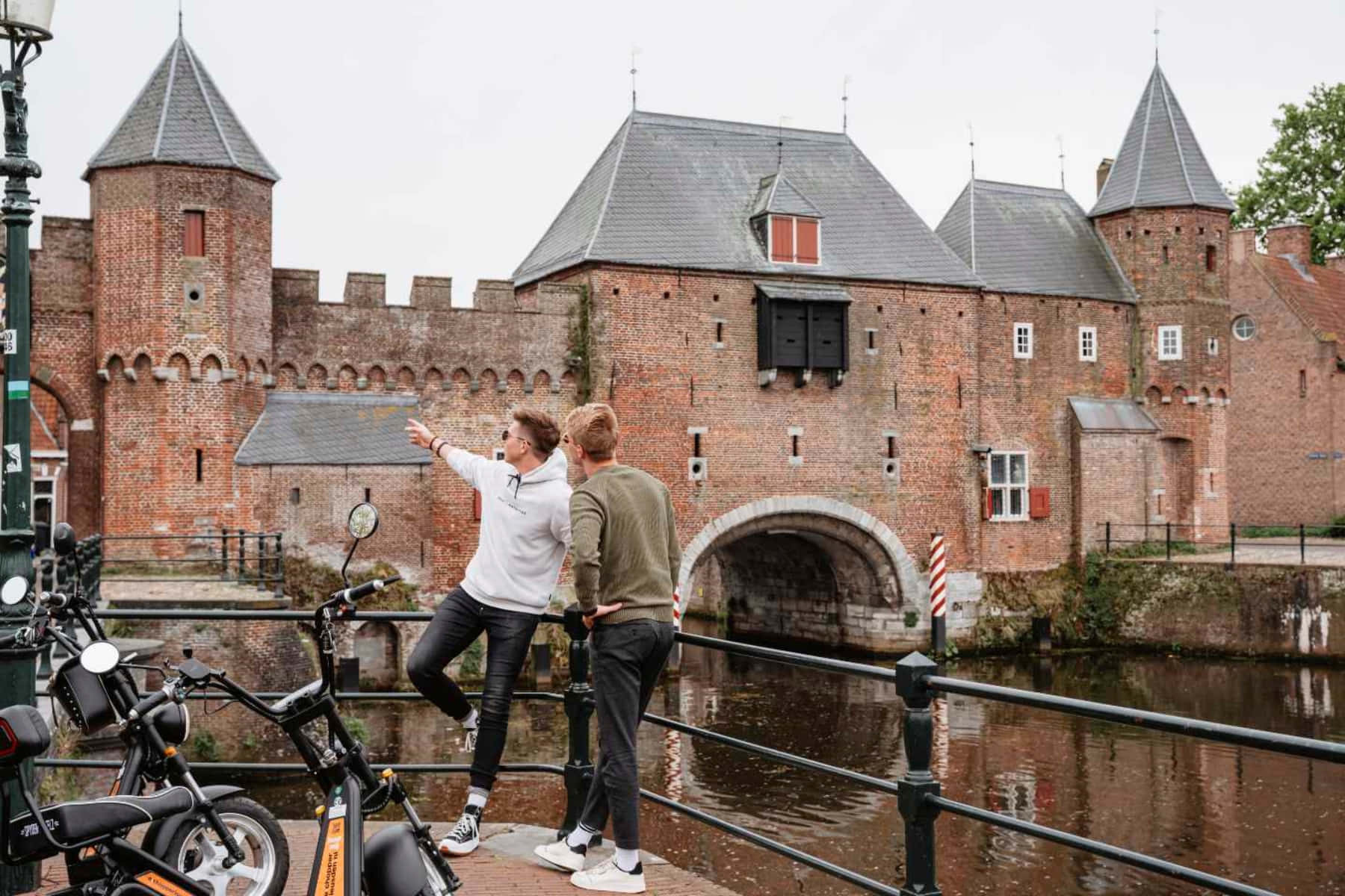 Amersfoort Koppelpoortand Tourists Wallpaper