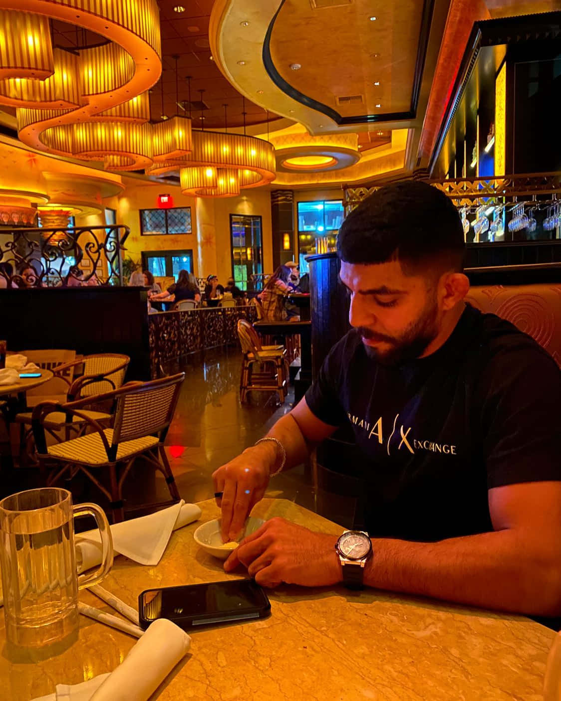 Amir Albazi In Vegas Restaurant Wallpaper