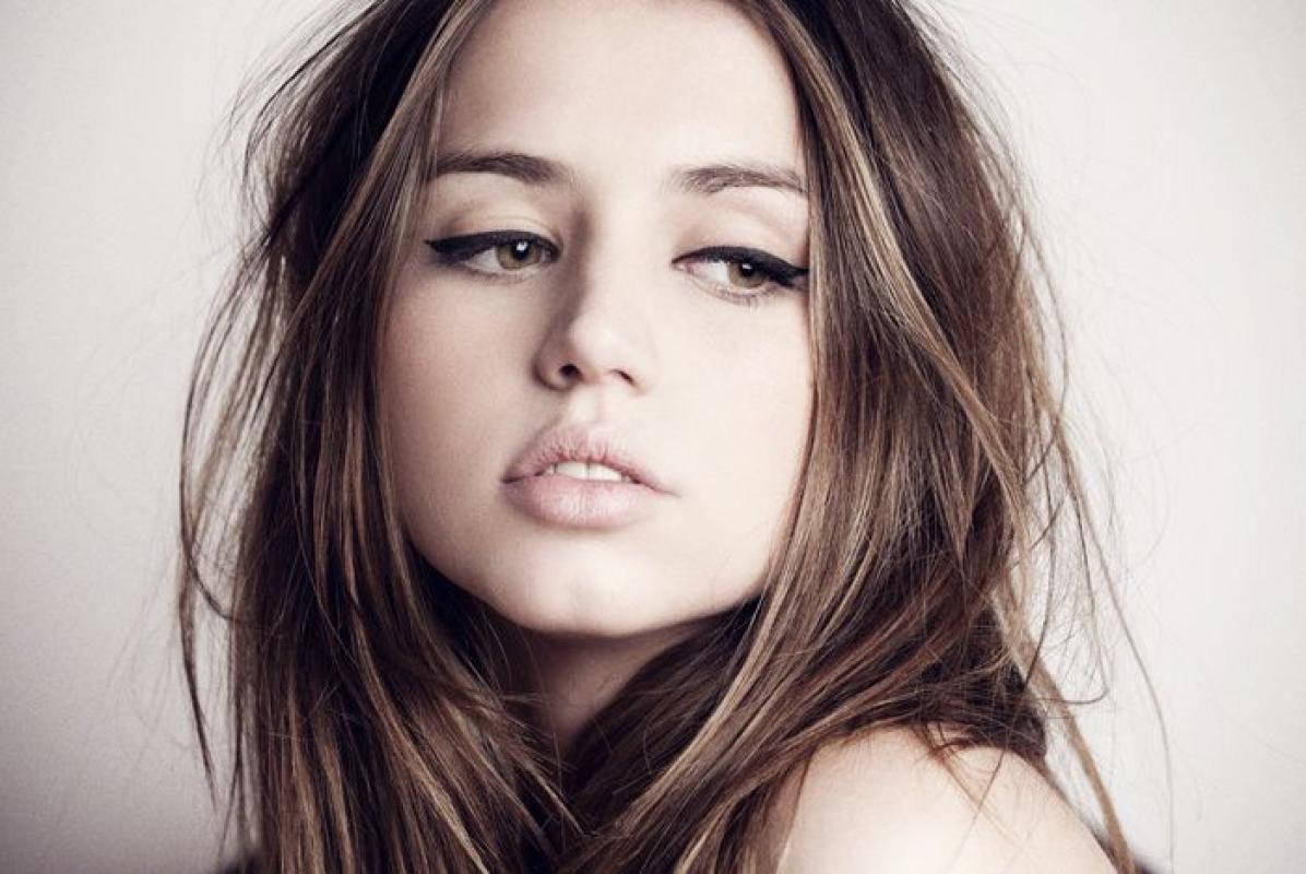 Ana De Armas Close Up Photo Wallpaper