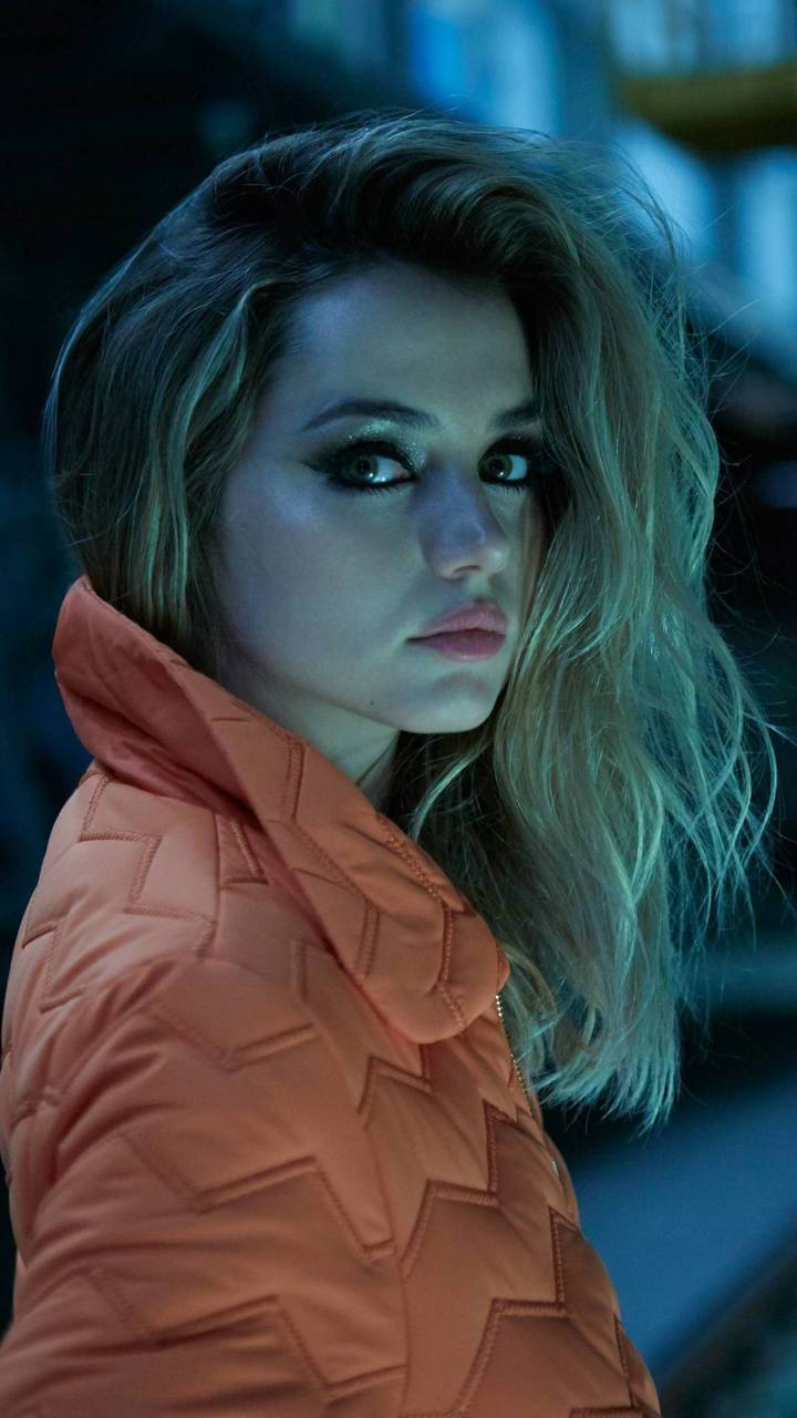 Ana De Armas Dazzles In Vibrant Orange Coat Wallpaper