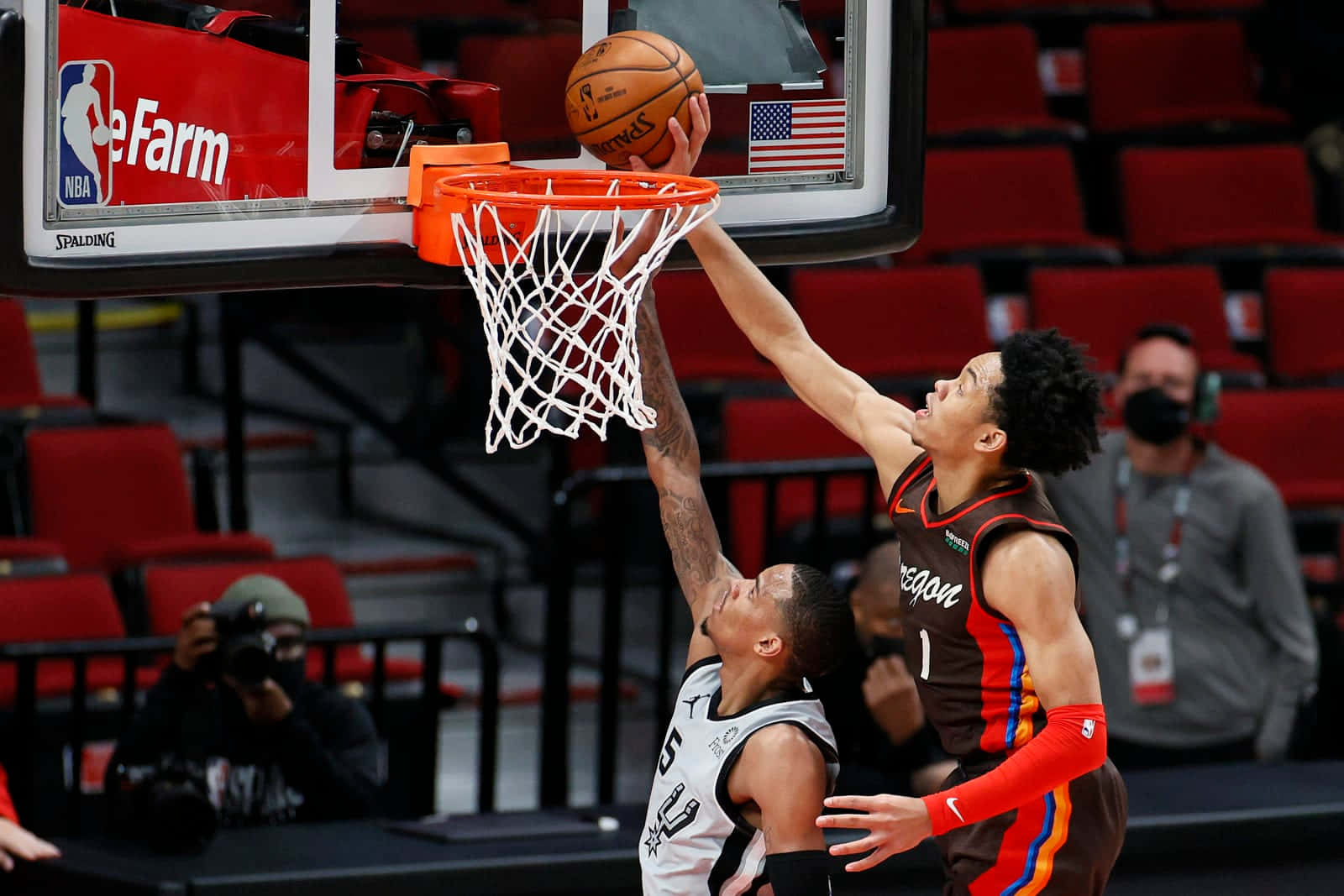 Anfernee Simons Blocking Spurs Dejounte Murray Wallpaper