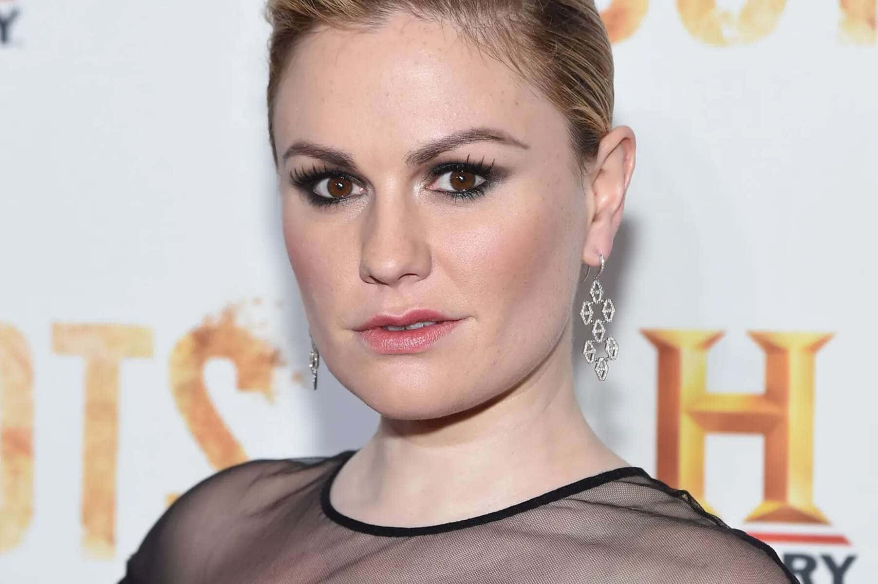 Anna Paquin Red Carpet Look Wallpaper