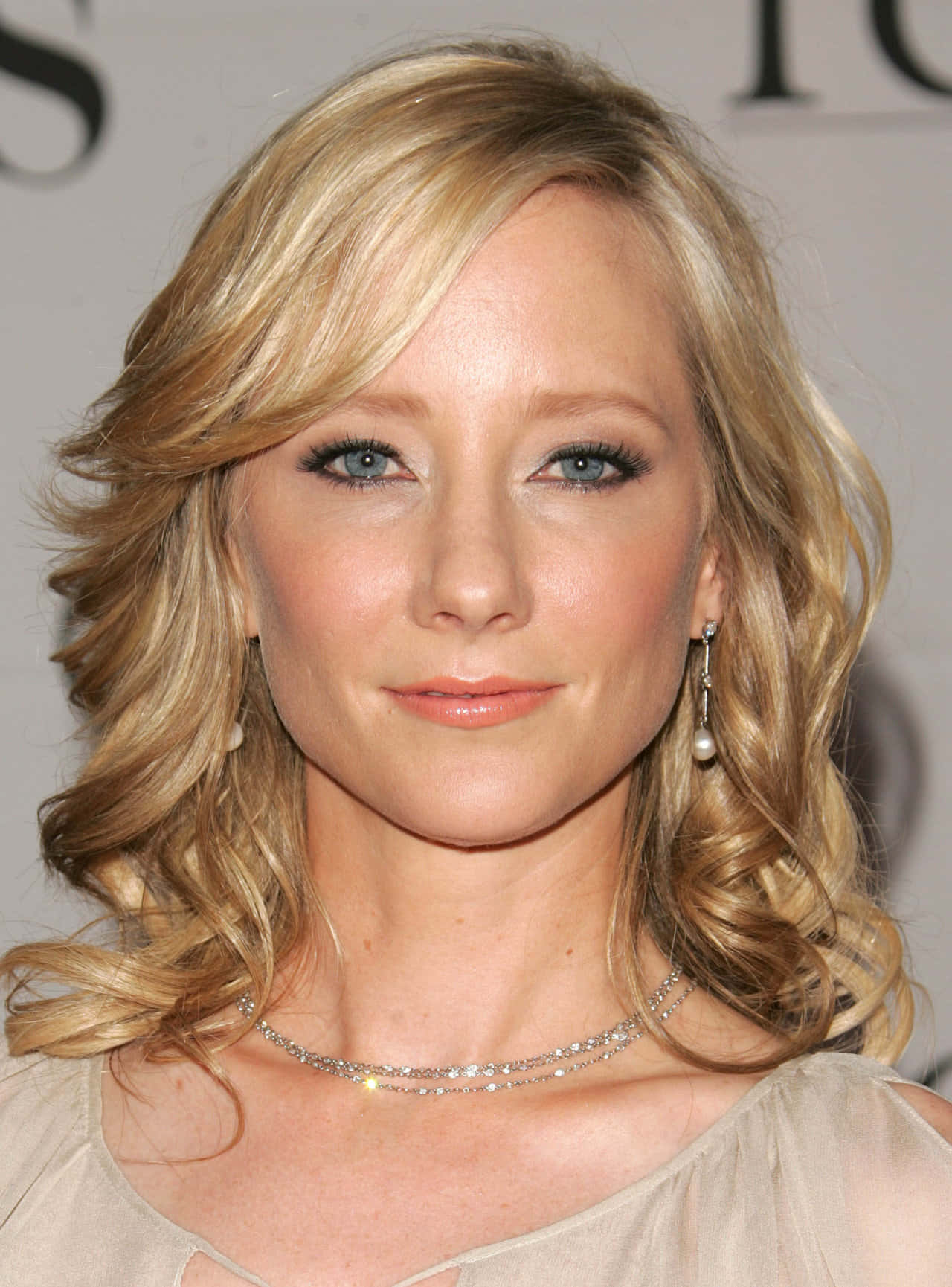 Anne Heche Smokey Dark Eyes Wallpaper