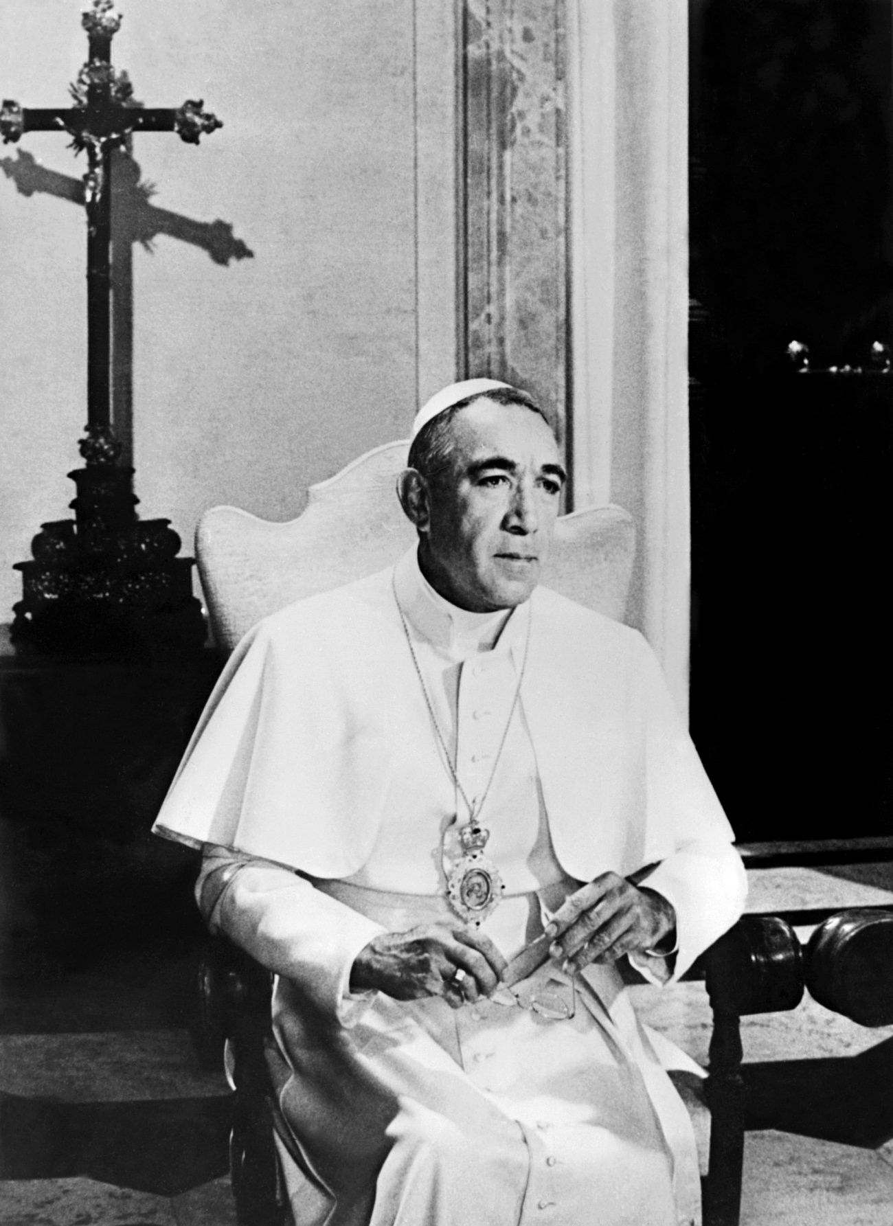 Anthony Quinn's Iconic Priest Role Wallpaper