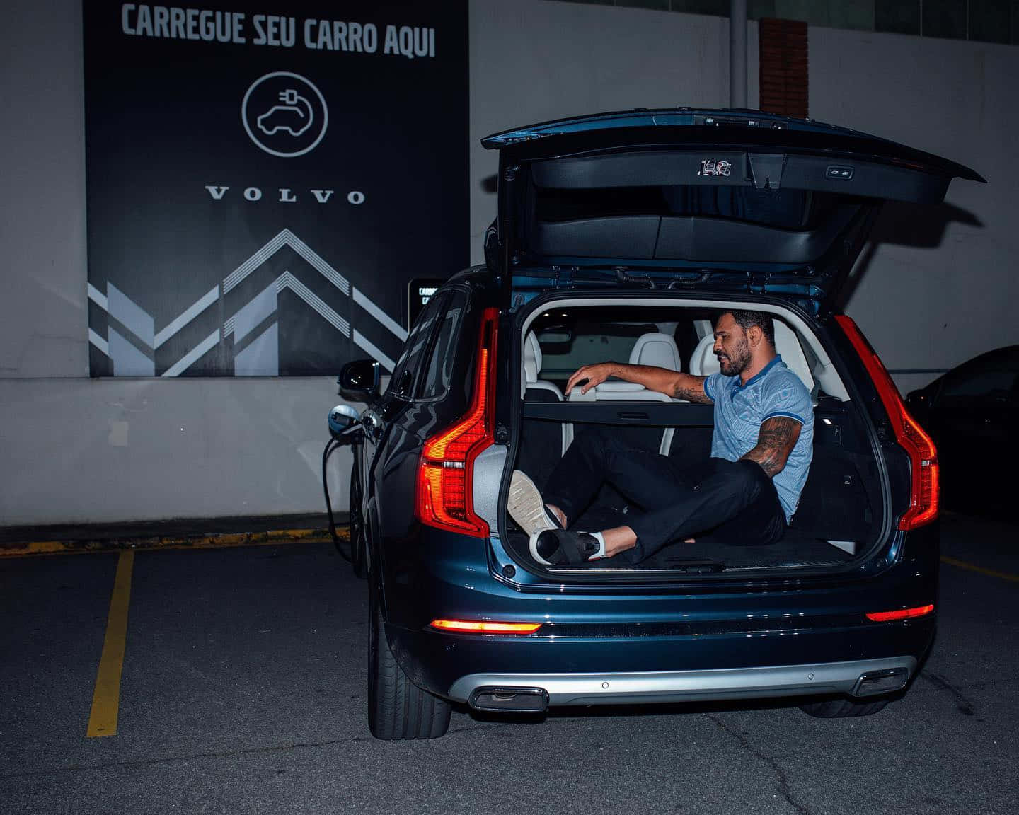 Antônio Rodrigo Nogueira Sitting In Trunk Wallpaper