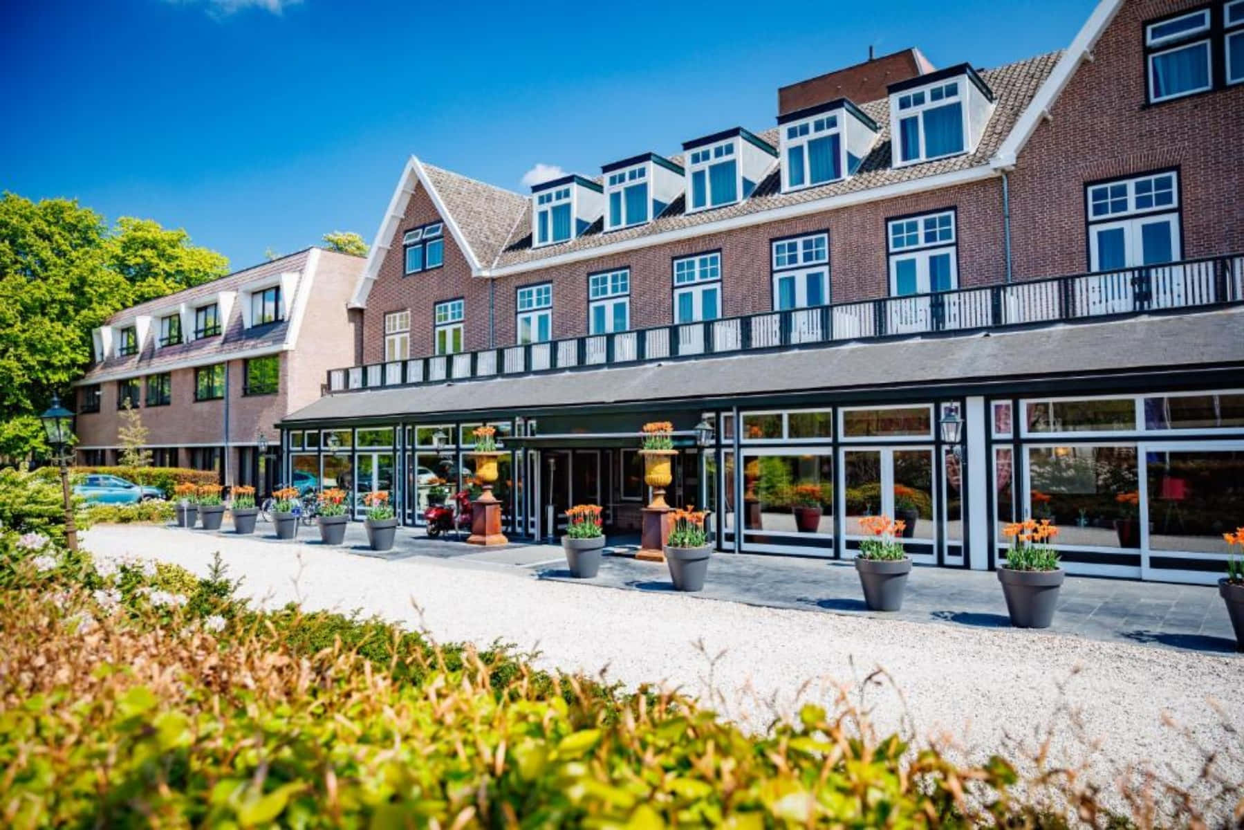 Apeldoorn Hotel Exterior Sunny Day Wallpaper