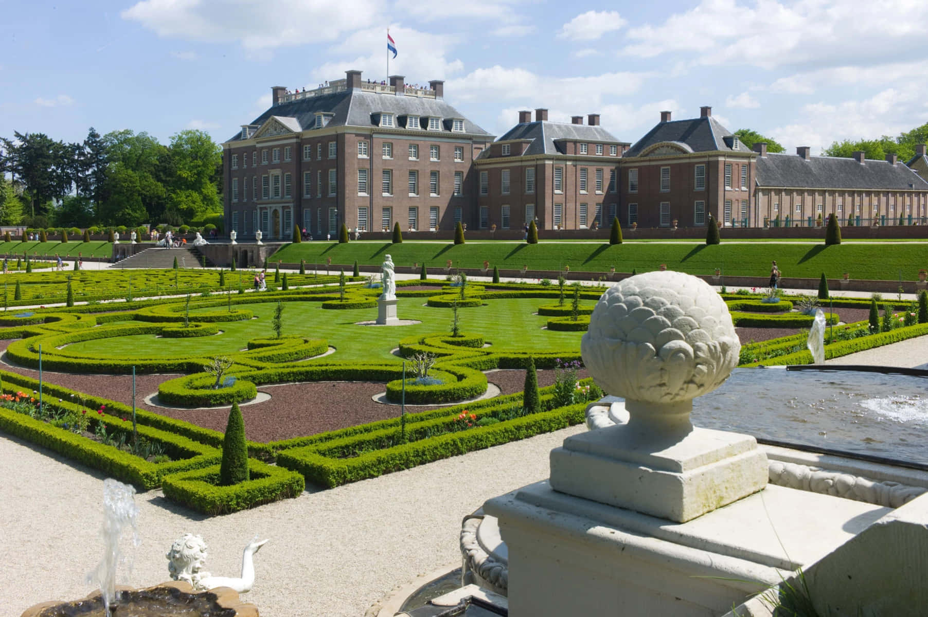 Apeldoorn Palace Gardens Sunny Day Wallpaper