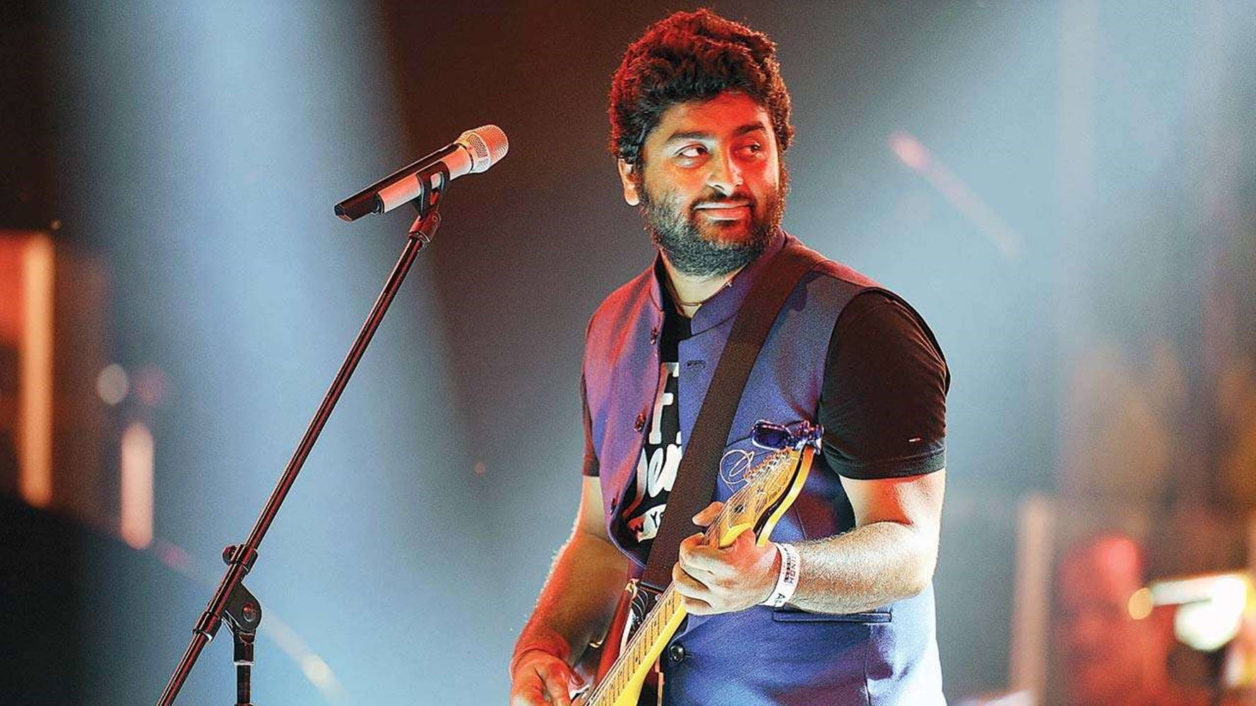 Arijit Singh Candid While Playing Guitar Wallpaper