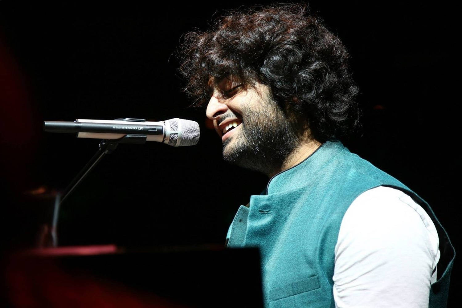 Arijit Singh Playing Piano And Singing Wallpaper