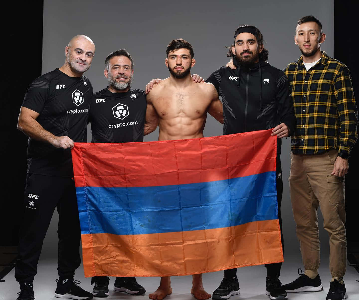 Arman Tsarukyan And Team With Armenia Flag Wallpaper