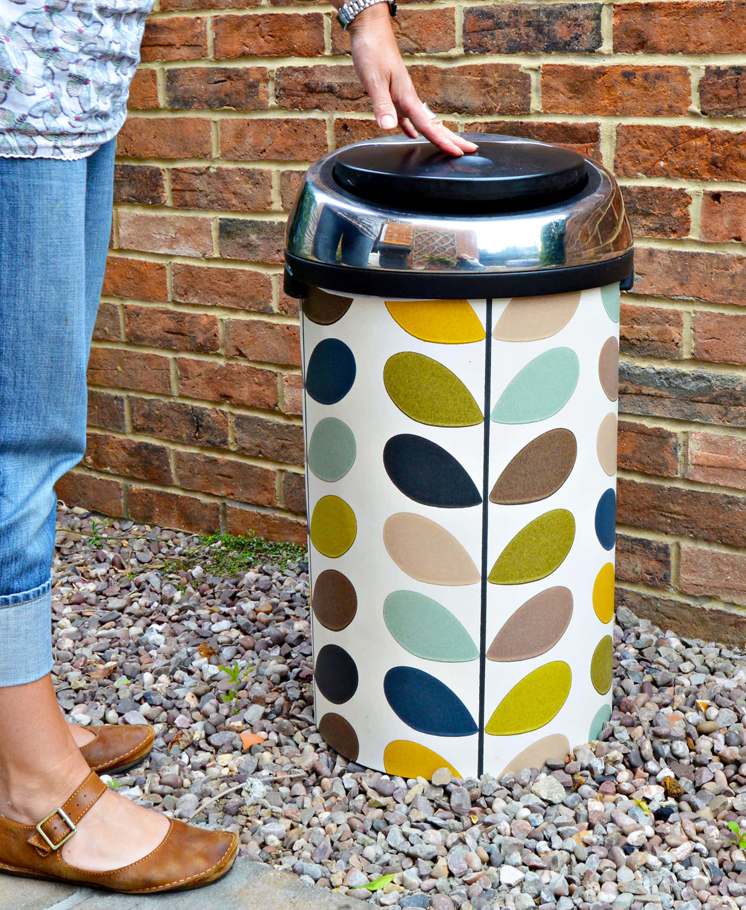 Artistic Street Trash Can Wallpaper