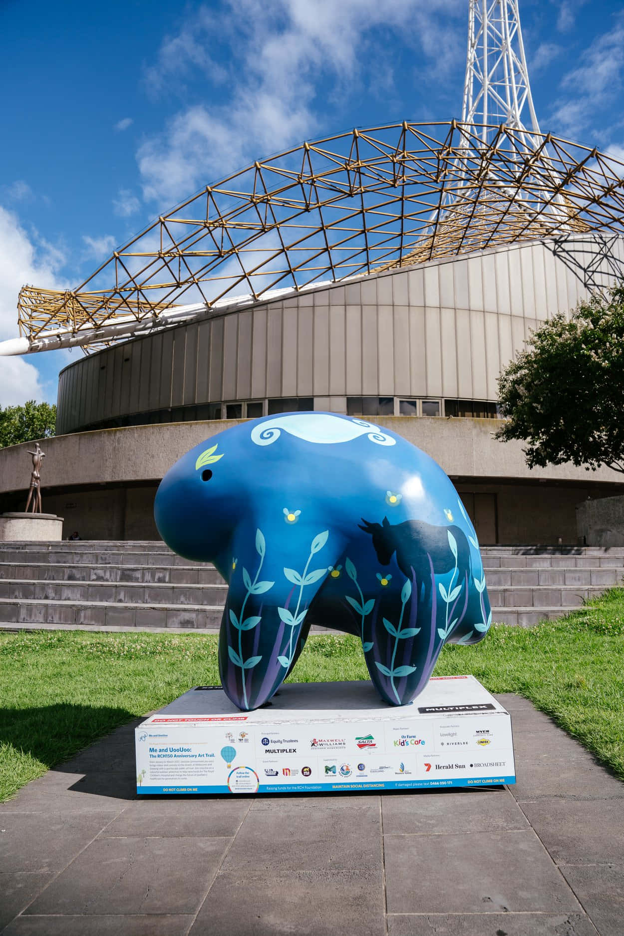 Arts Centre Melbourne Decorative Bear Statue Wallpaper