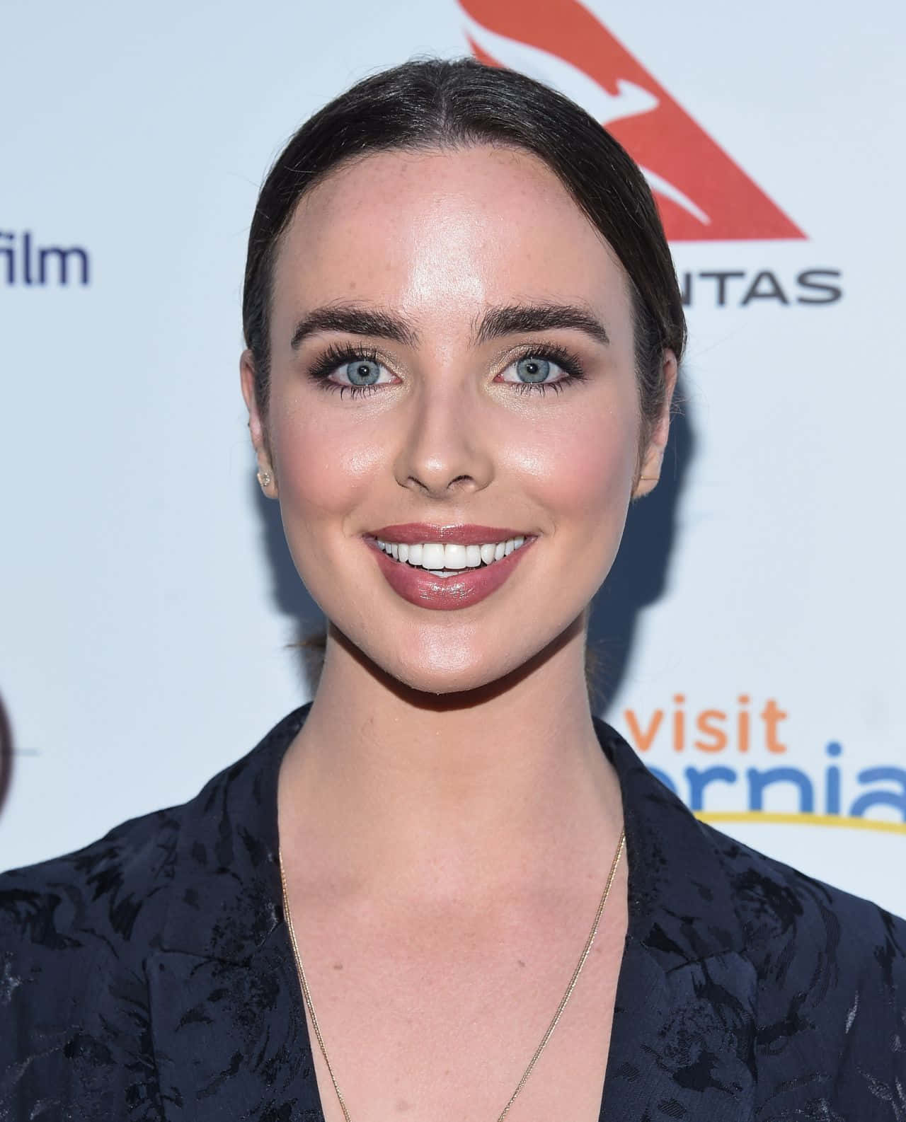 Ashleigh Brewer Elegant Glamour Shot Wallpaper