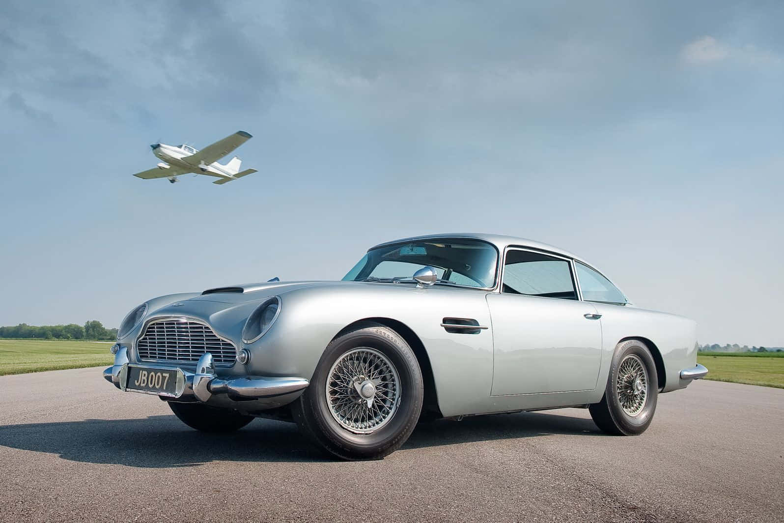 Aston Martin Db5 - The Epitome Of Classic Elegance Wallpaper