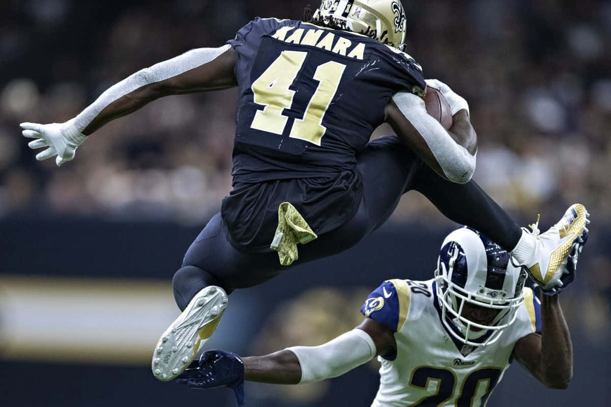 'athlete Alvin Kamara In Action' Wallpaper