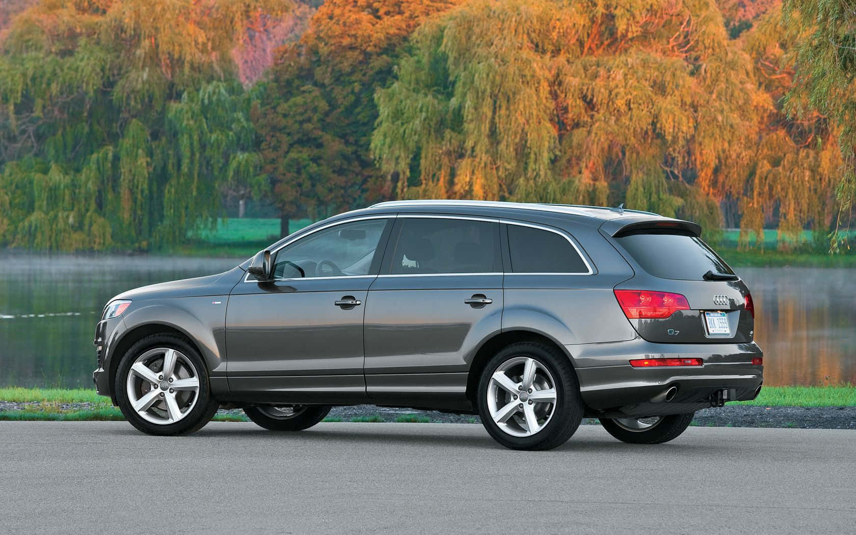 Audi Q7: The Epitome Of Luxury And Performance Wallpaper