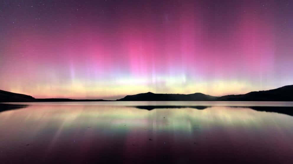 Aurora Australis Over Lake Reflection Wallpaper