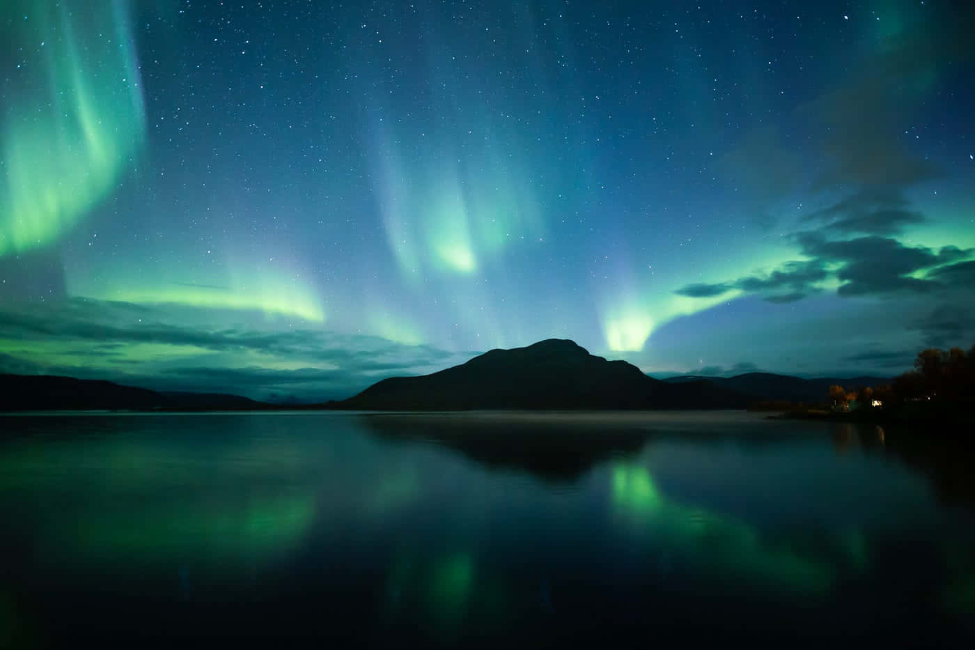 Aurora Australis Over Mountain Lake Wallpaper