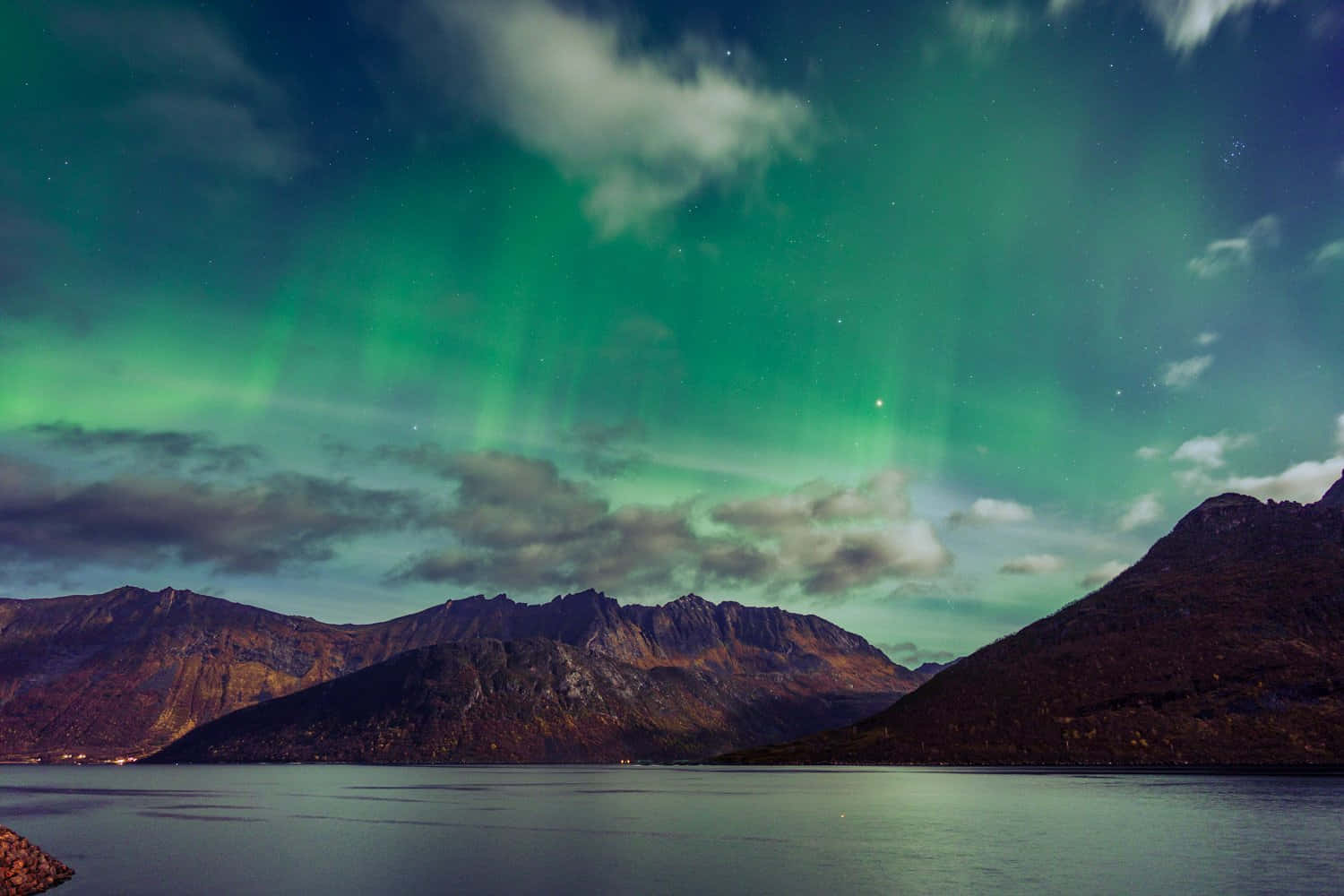 Aurora Australis Over Mountain Lake Wallpaper