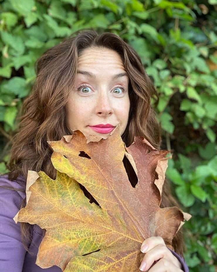 Autumn Leaves Selfie Erin Karpluk Wallpaper