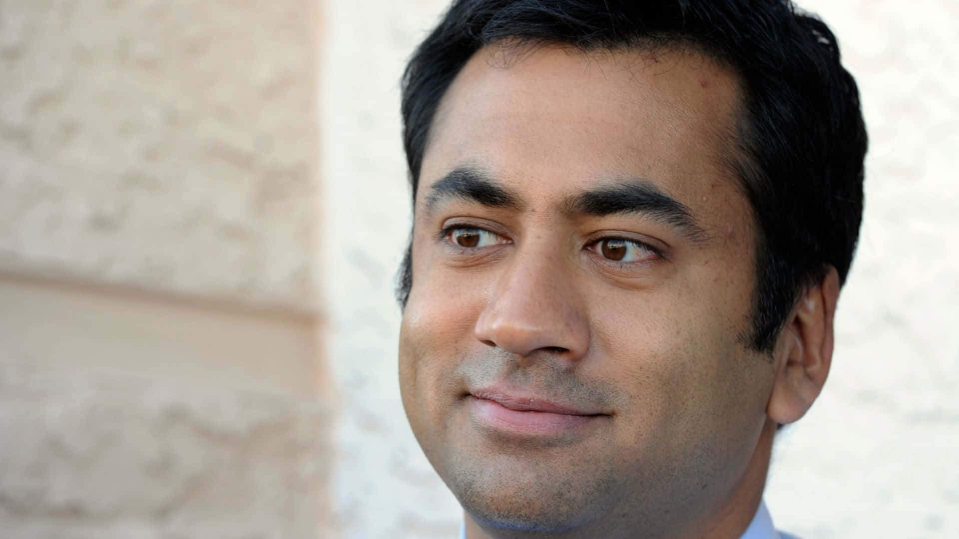 Award-winning Actor Kal Penn In An Inspiring Pose Wallpaper