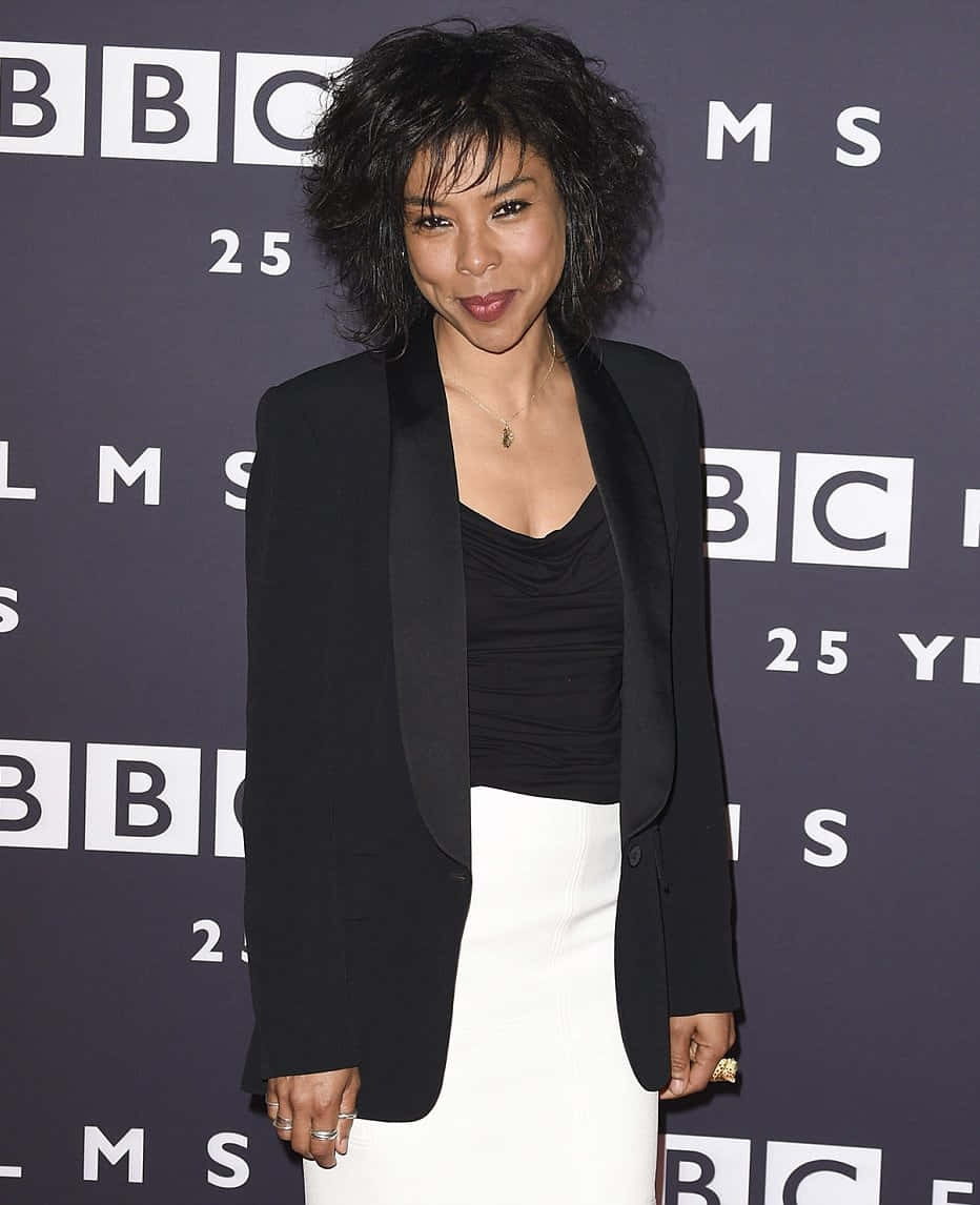 Award-winning Actress Sophie Okonedo Posing Elegantly Wallpaper