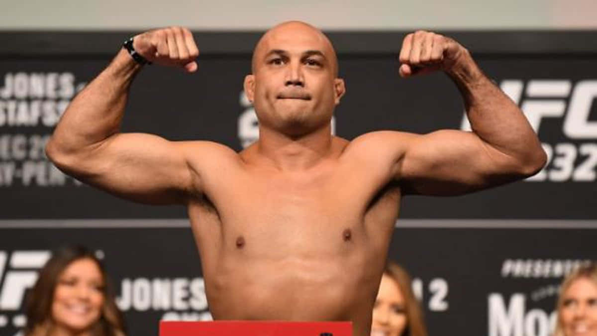 B.j. Penn Strikes A Pose For The Cameras Wallpaper