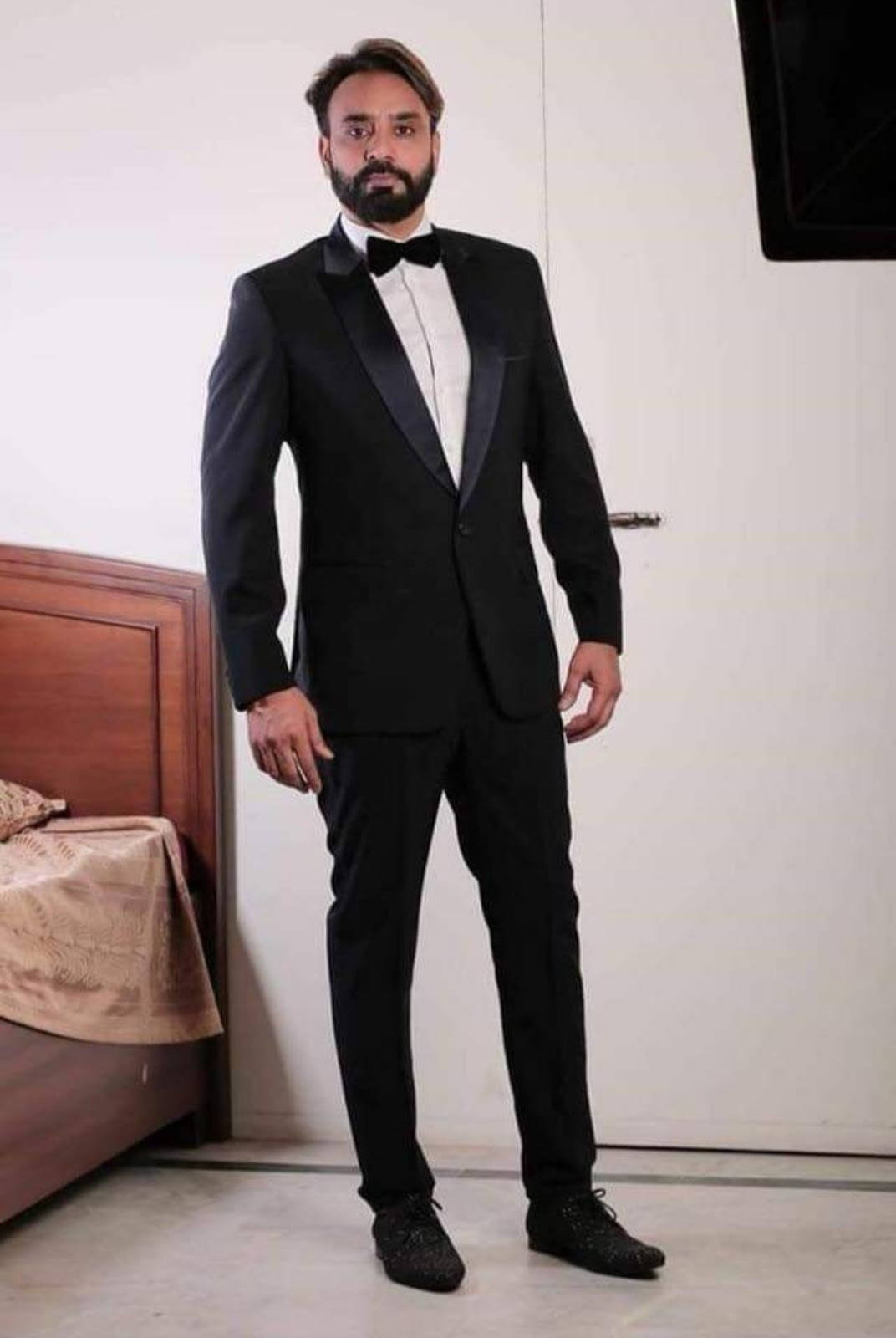 Babbu Maan In A Formal Suit Wallpaper