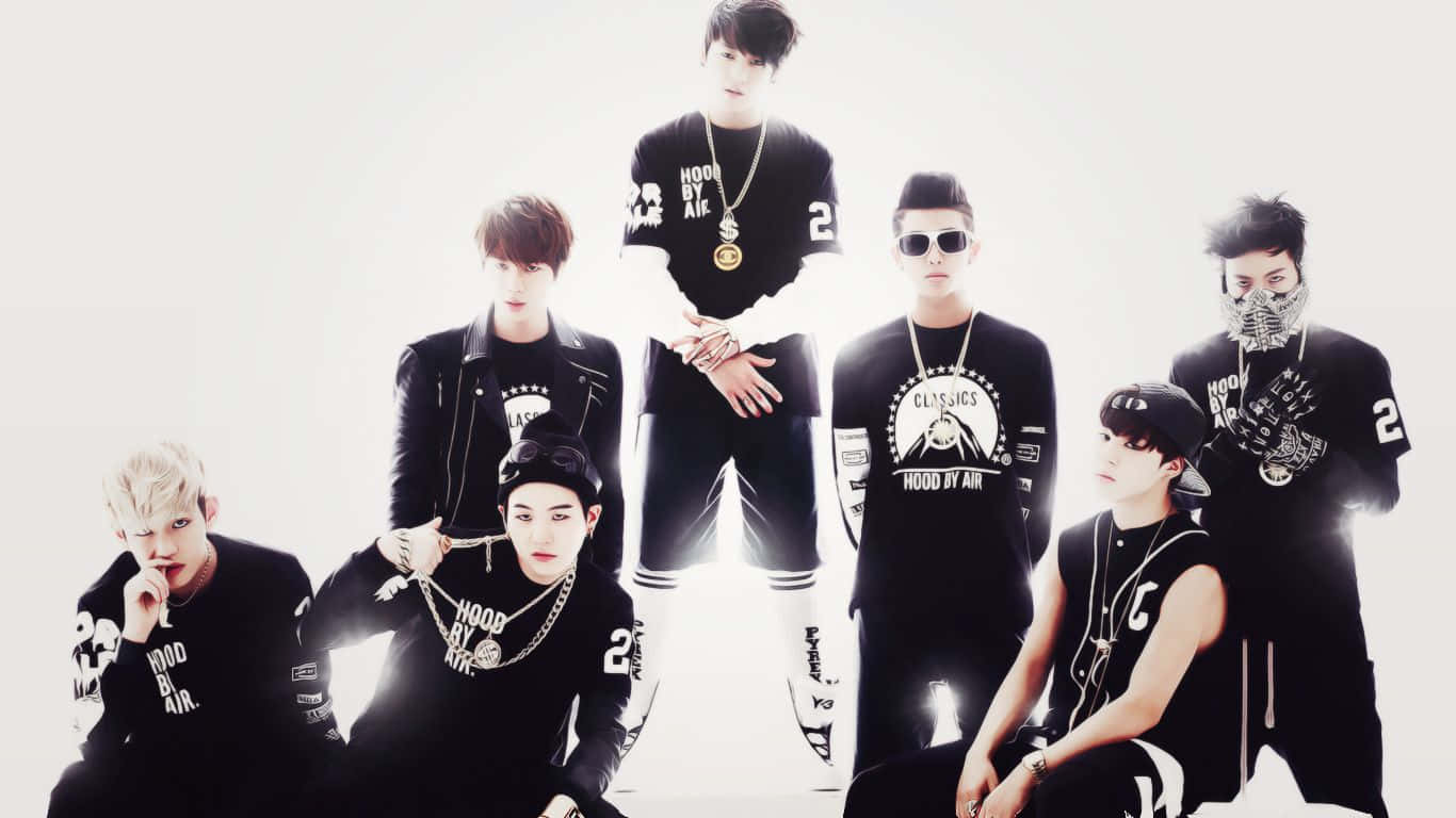 Bangtan Sonyeondan Posing For A Group Photo Wallpaper