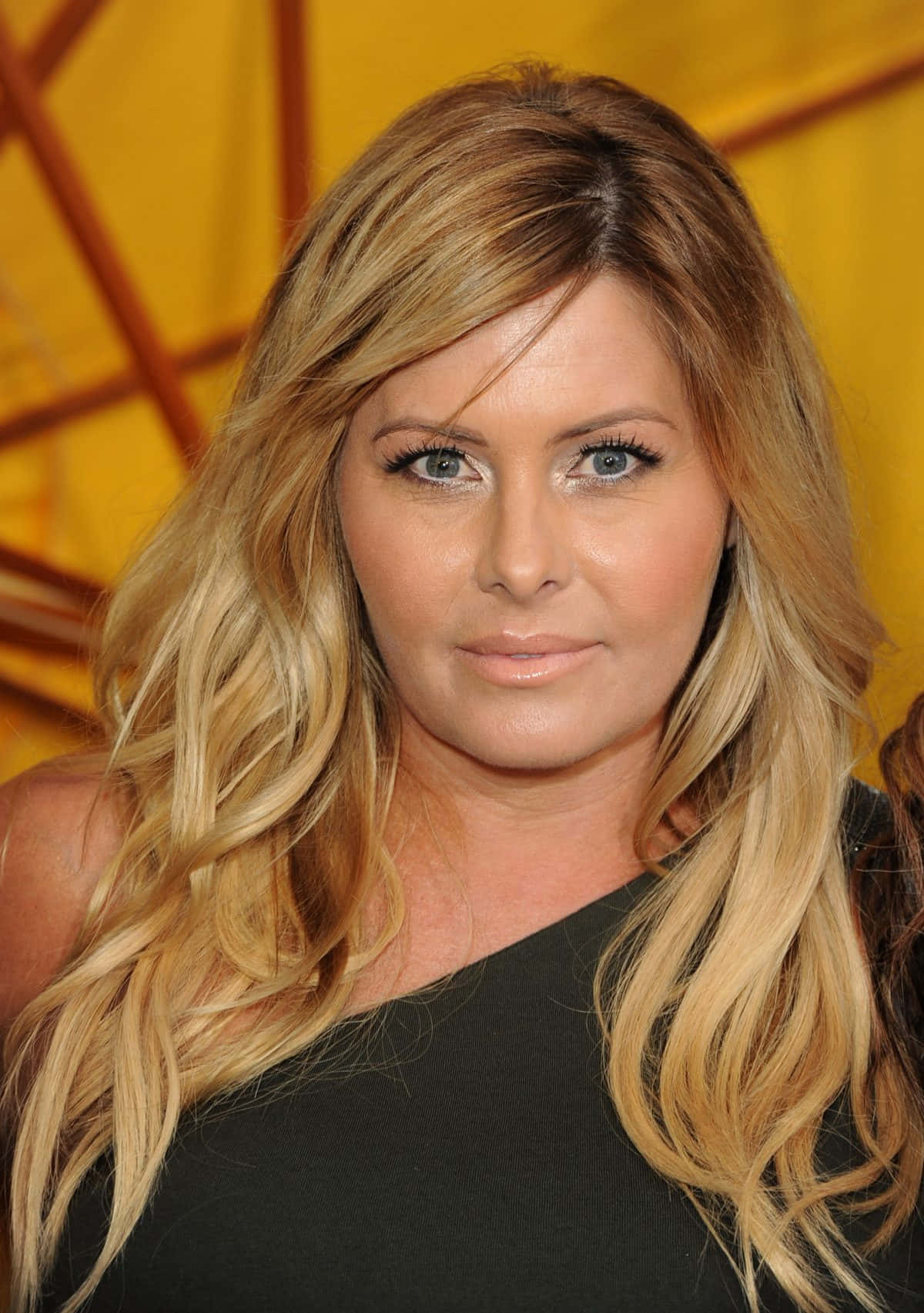 Beautiful Portrait Of Nicole Eggert Wallpaper