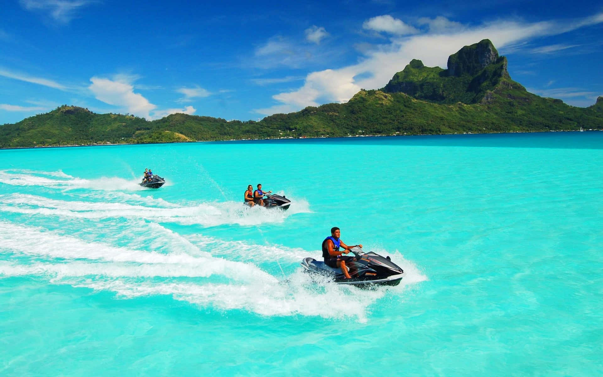 Beautiful Turquoise Blue Lagoon Surrounding The Lush Green, Jungle-covered Islands Of Bora Bora