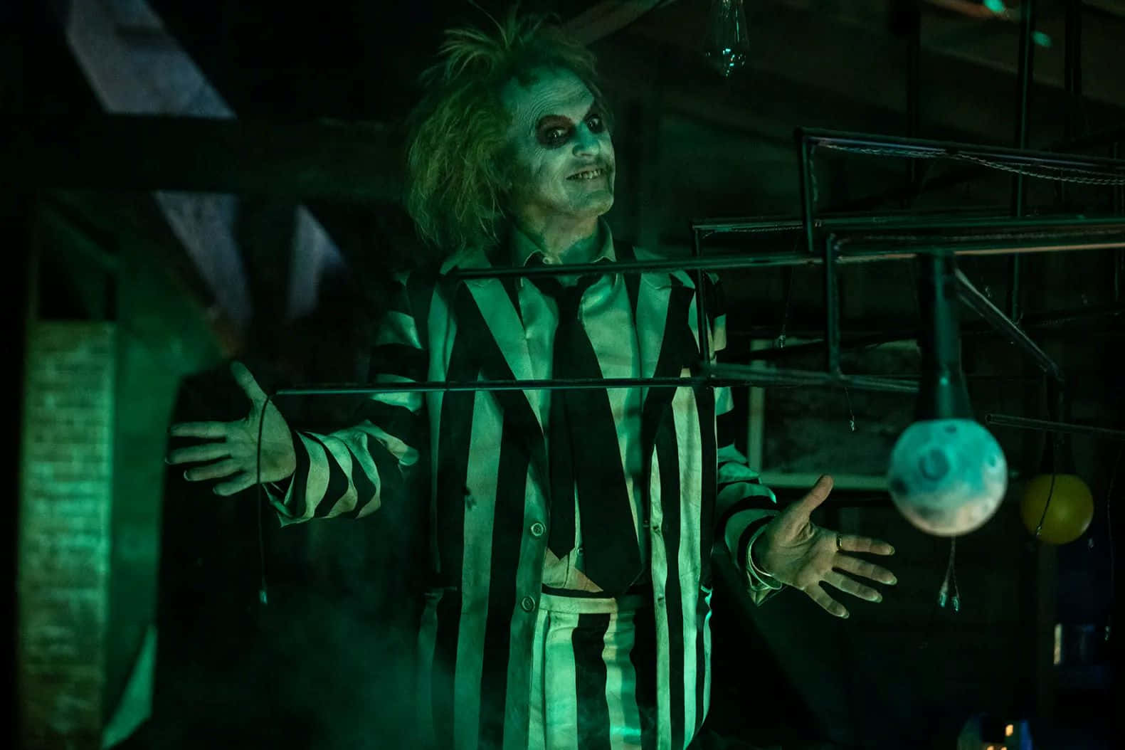 Beetlejuice Characterin Action Wallpaper