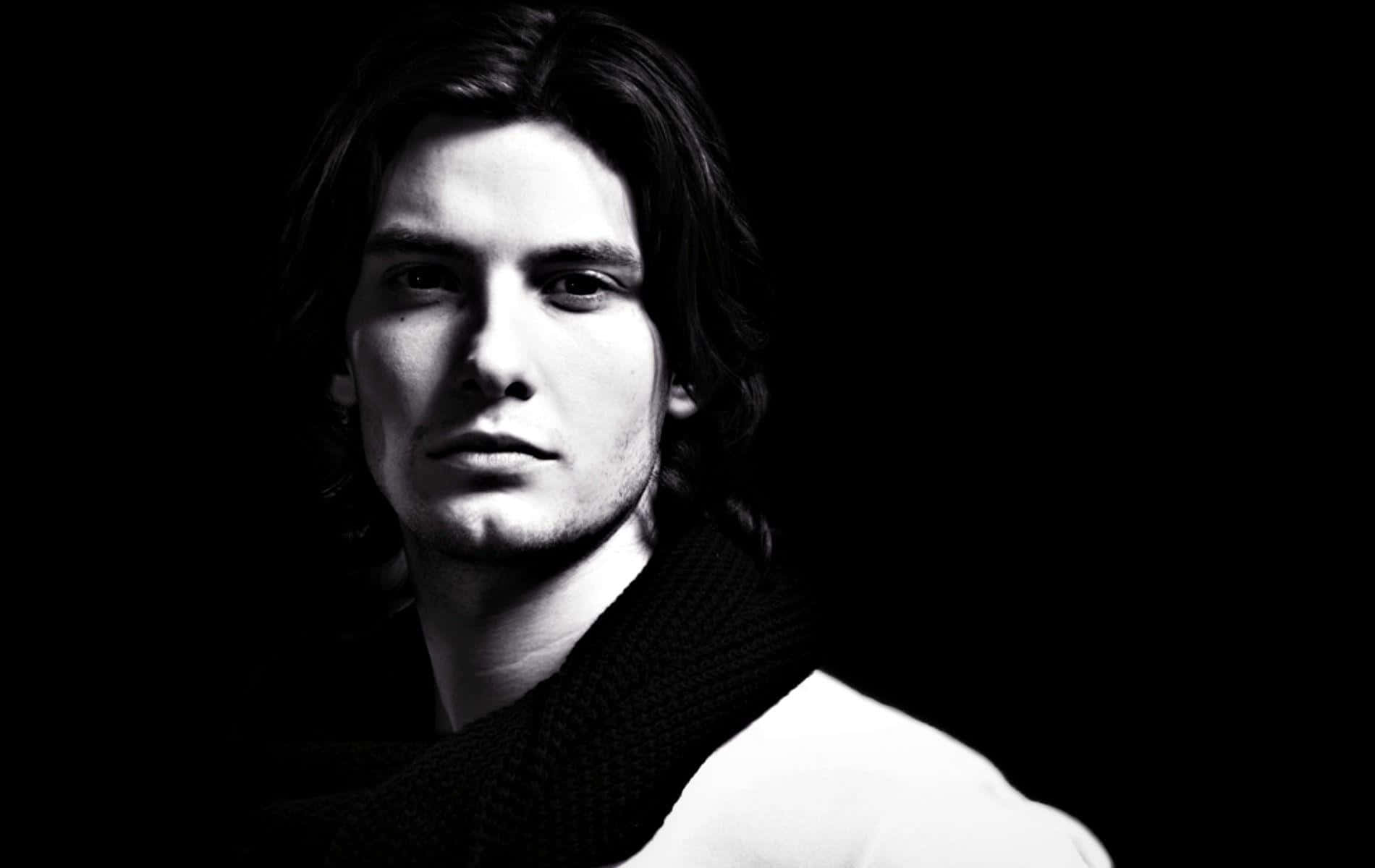 Ben Barnes In A Sharp Suit Wallpaper