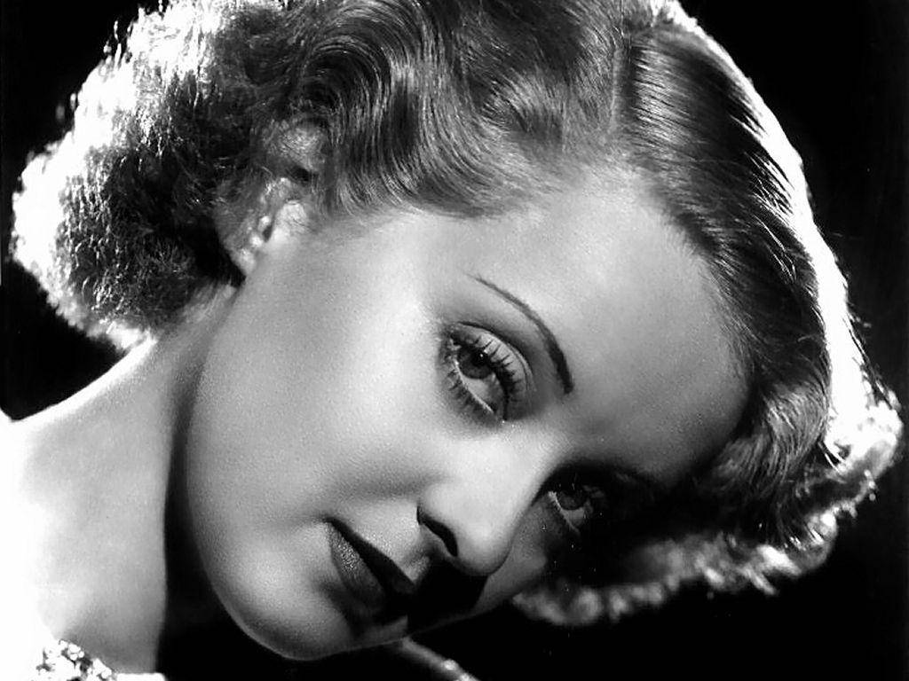 Bette Davis Close-up Photograph Wallpaper