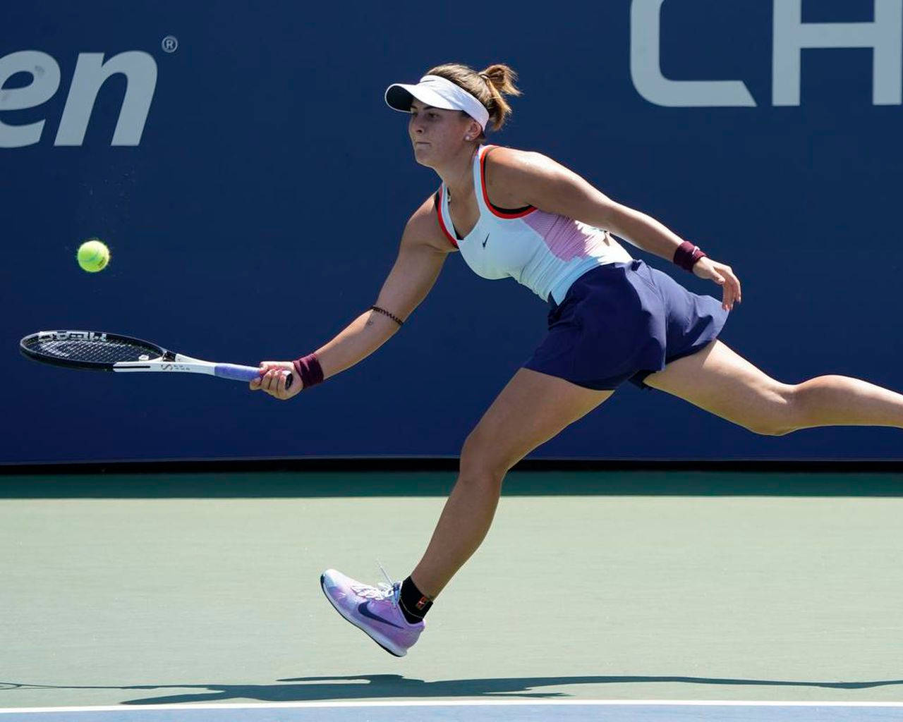 Bianca Andreescu Running To The Ball Wallpaper