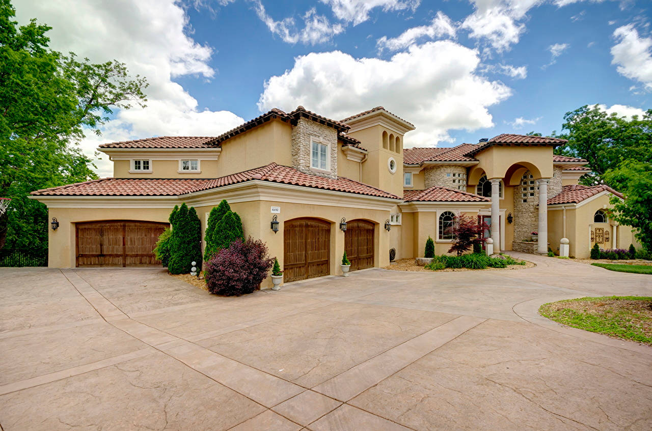 Big House With Wide Driveway Wallpaper