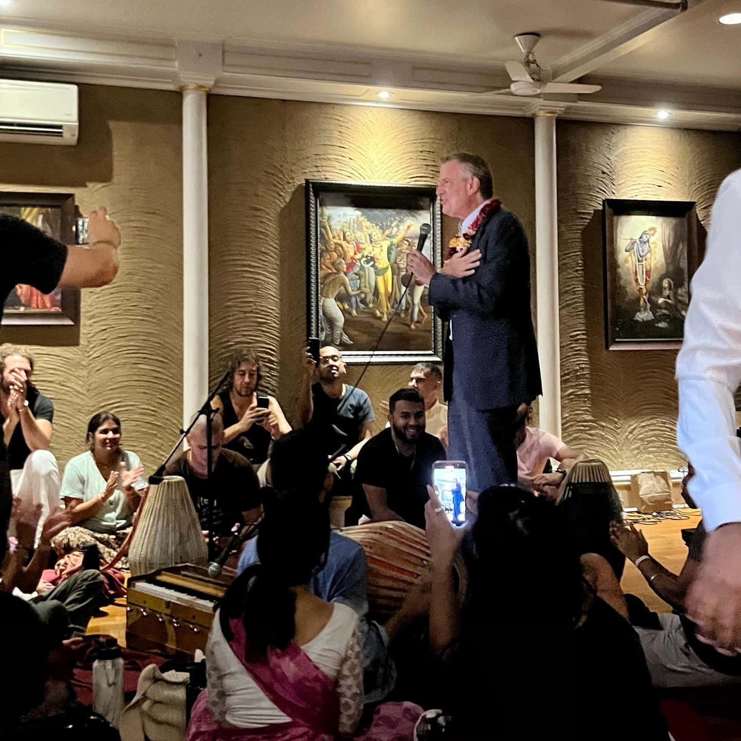 Bill De Blasio Being Photographed Wallpaper