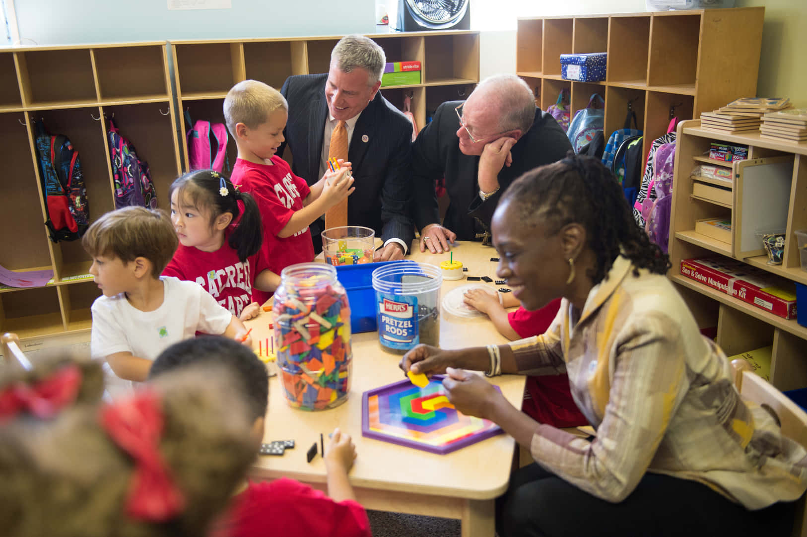 Bill De Blasio Interacting With Kids Wallpaper