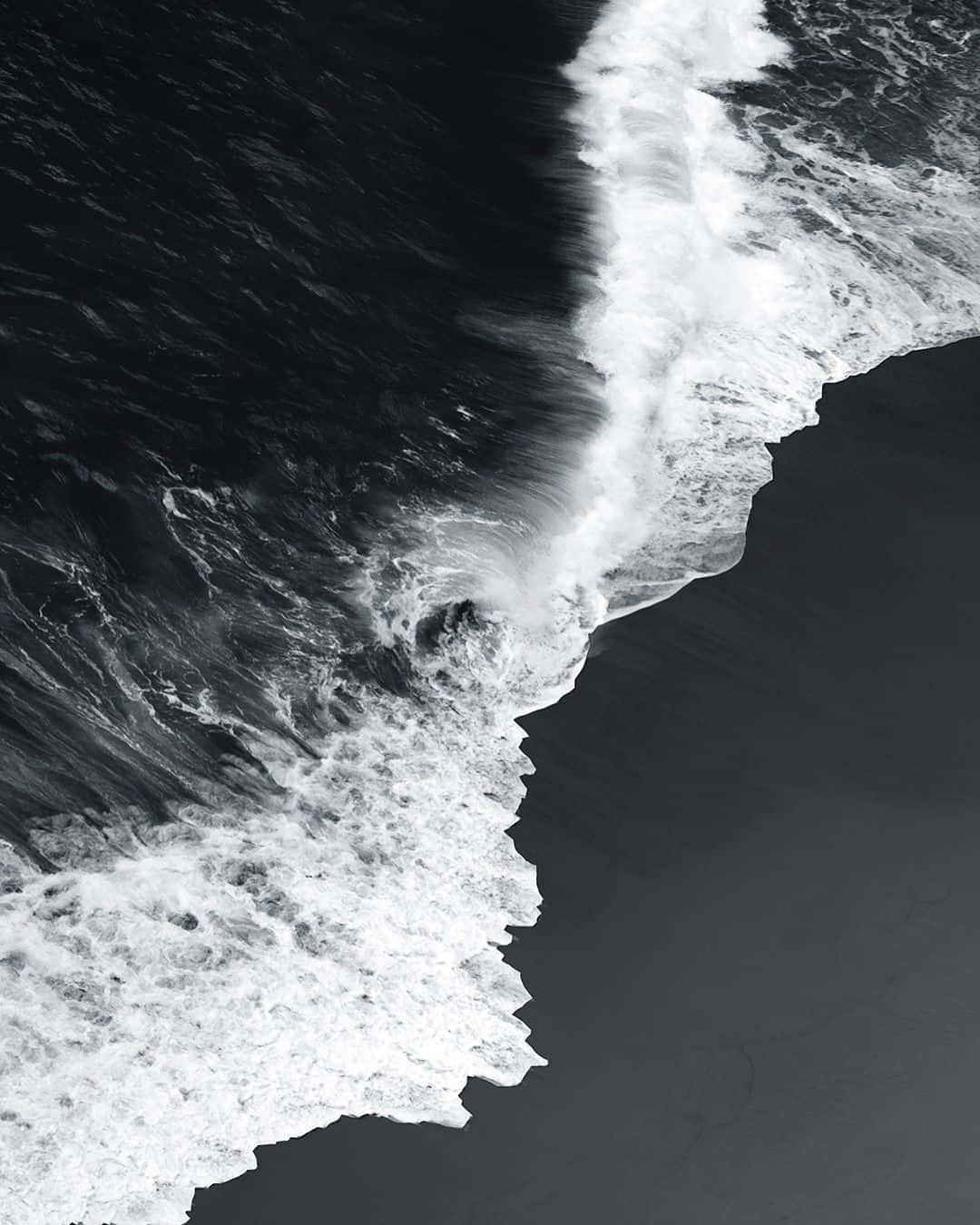 Black And White Ocean Waves Crashing Wallpaper