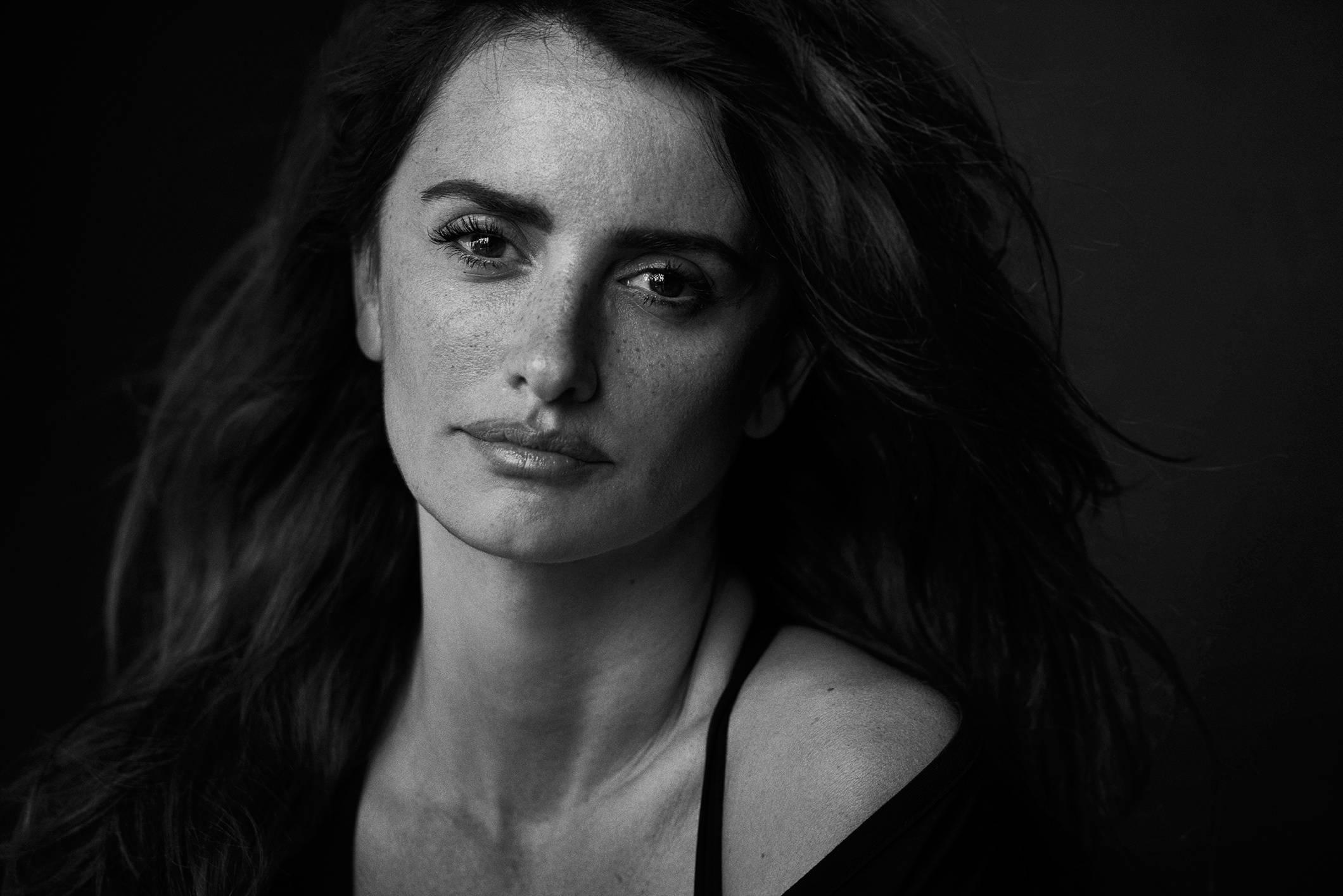 Black-and-white Penelope Cruz 4k Wallpaper