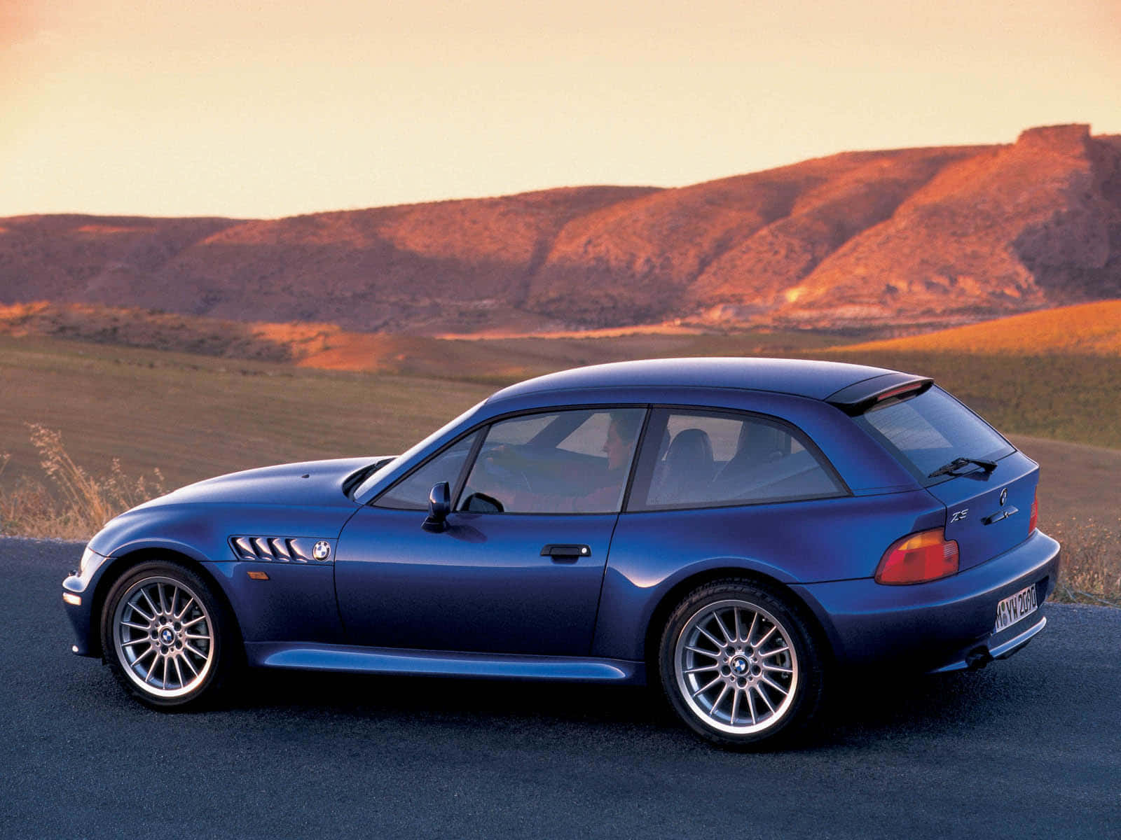 Bmw Z3: The Roadster That Defines Elegance And Performance Wallpaper