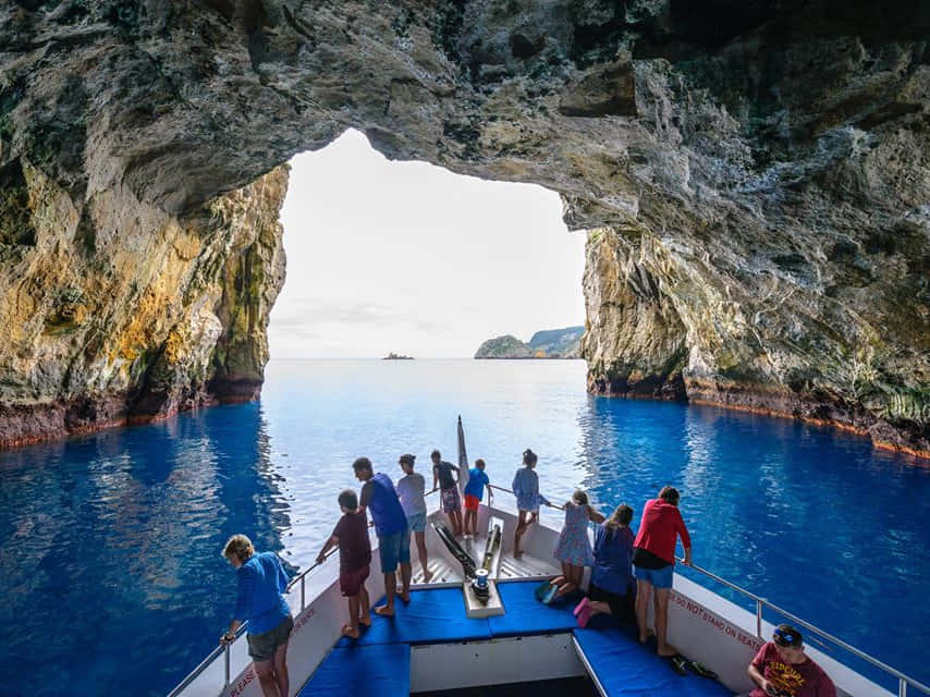 Boat Tour Through Holeinthe Rock Whangarei Wallpaper