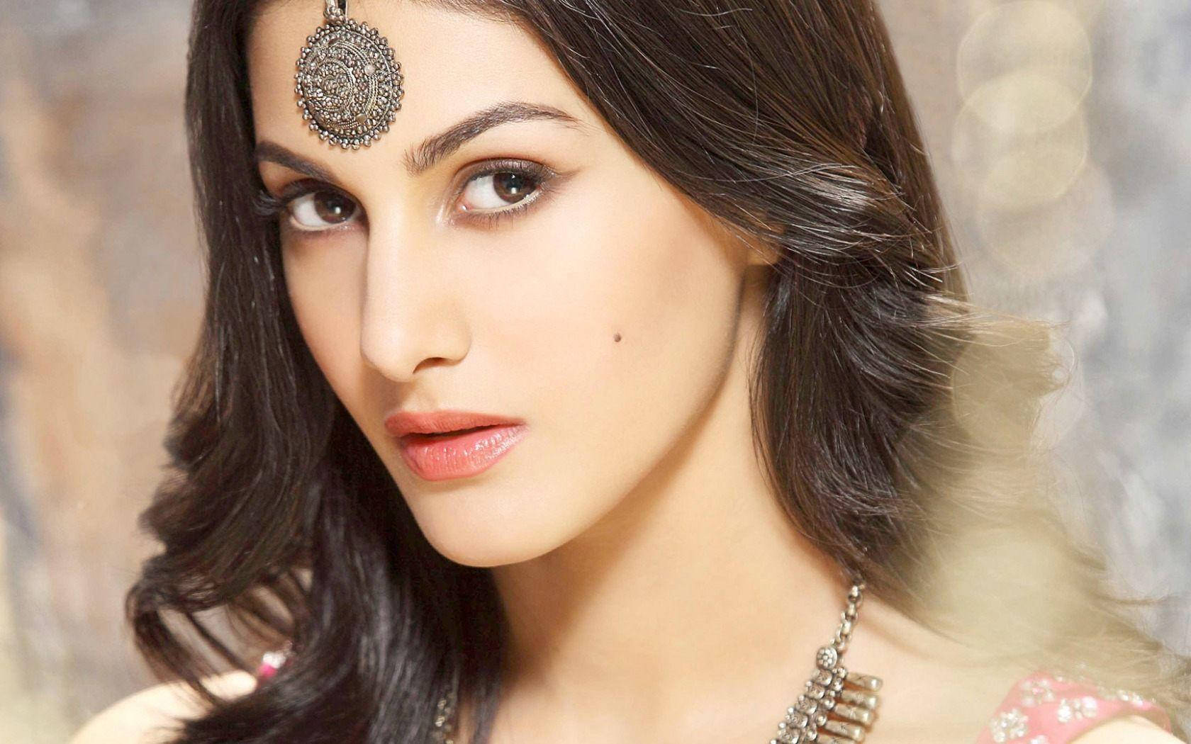 Bollywood Star - Amyra Dastur Wallpaper