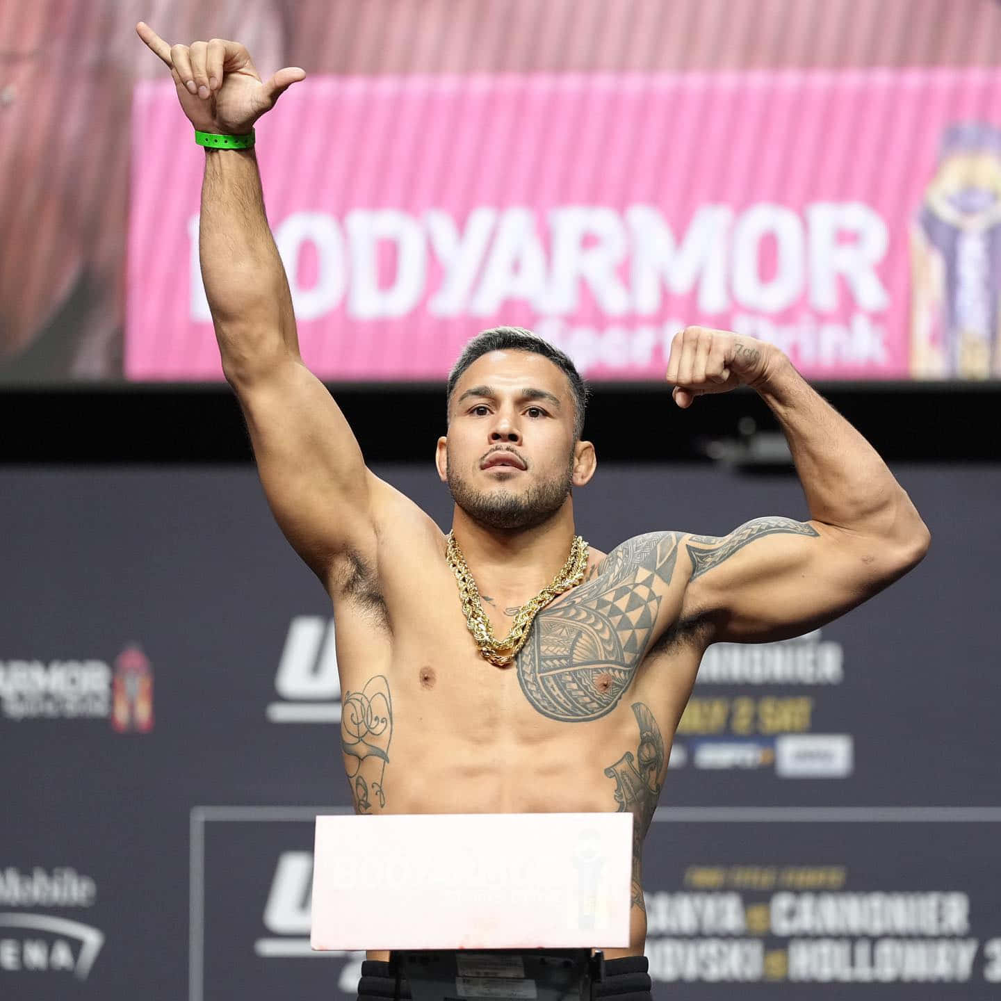 Brad Tavares Flexing And Posing Wallpaper