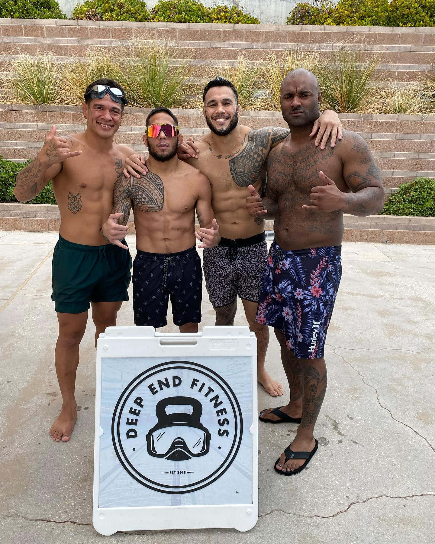 Brad Tavares With His Friends Wallpaper